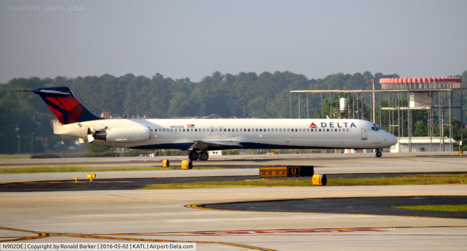 N902DE, 1992 McDonnell Douglas MD-88 C/N 53379, Landing roll Atlanta