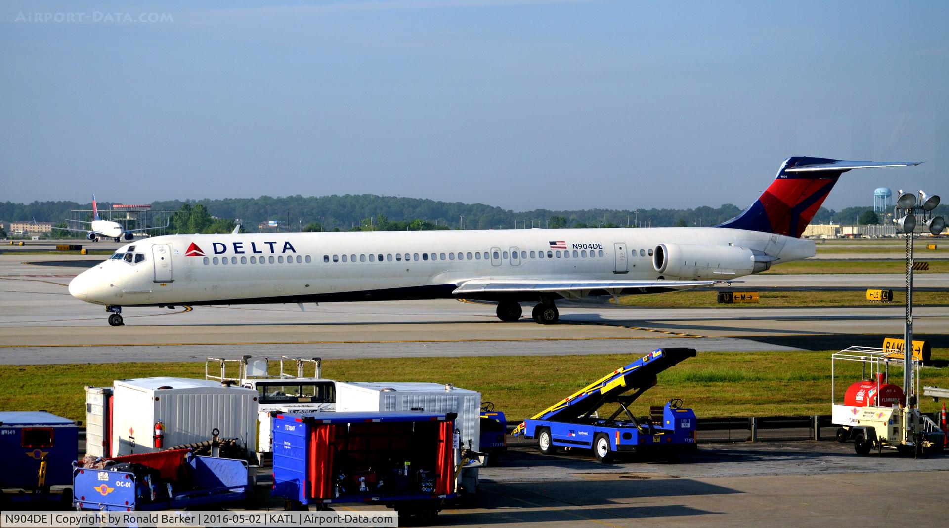 N904DE, 1992 McDonnell Douglas MD-88 C/N 53409, Taxi Atlanta