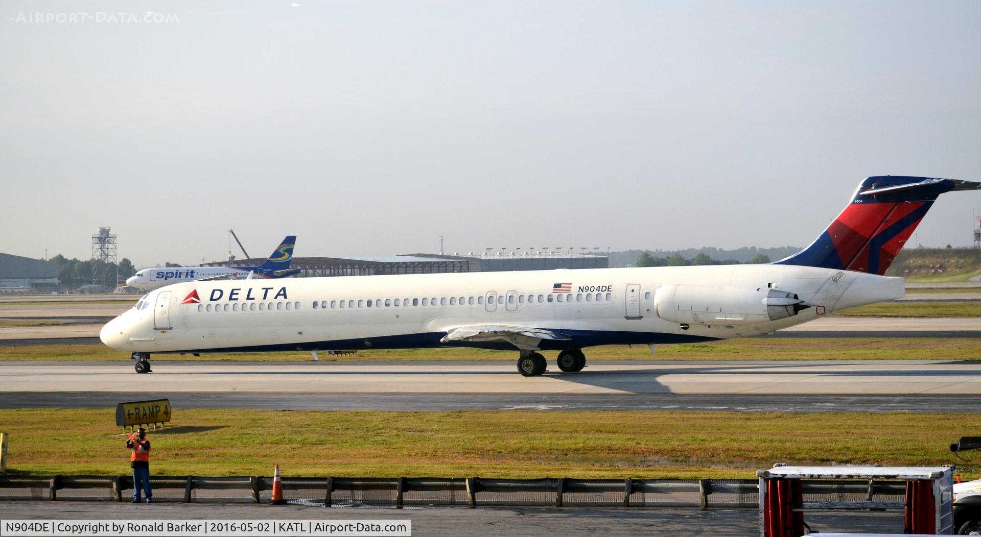 N904DE, 1992 McDonnell Douglas MD-88 C/N 53409, Taxi for takeoff Atlanta