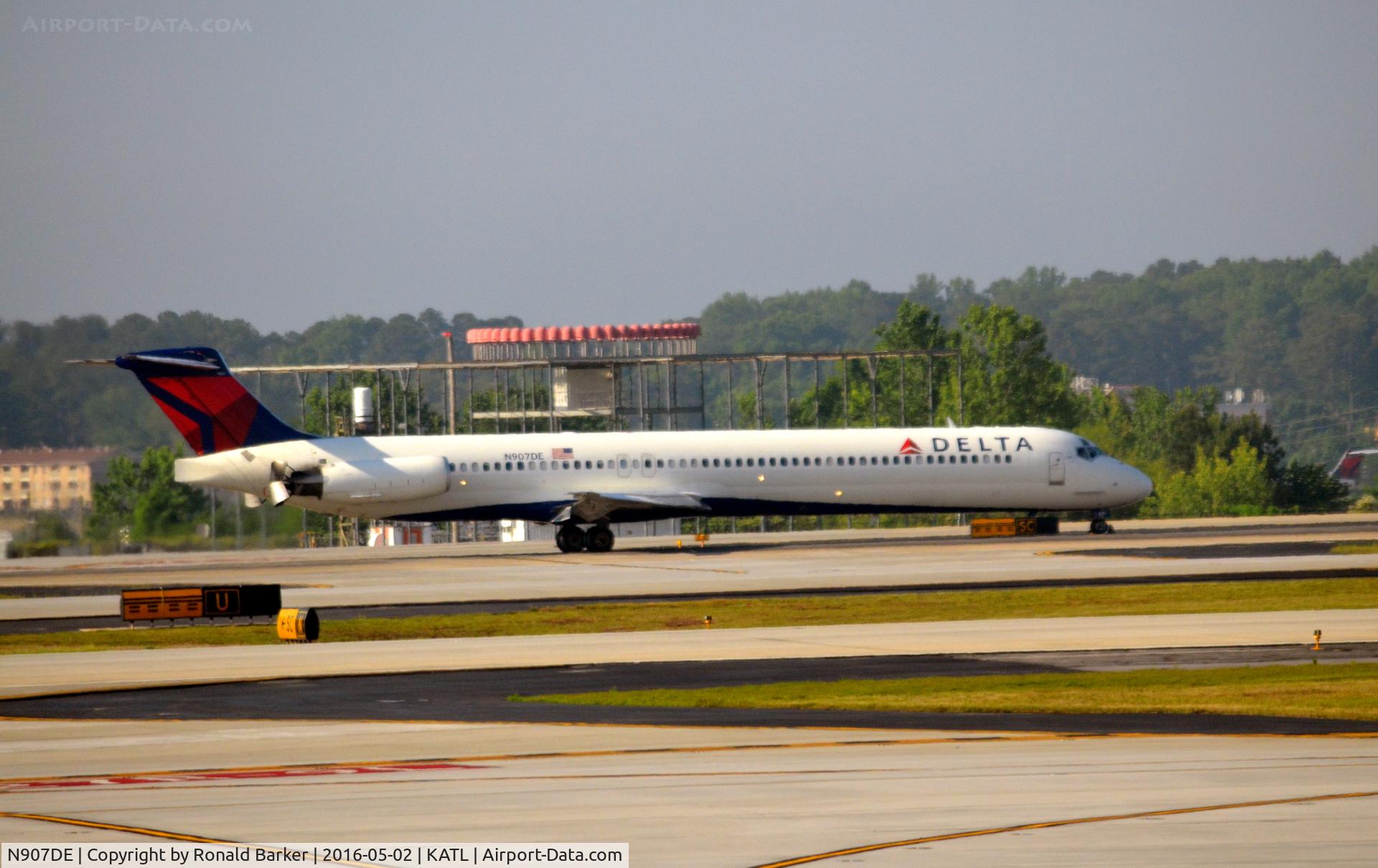 N907DE, 1992 McDonnell Douglas MD-88 C/N 53416, Landing roll Atlanta