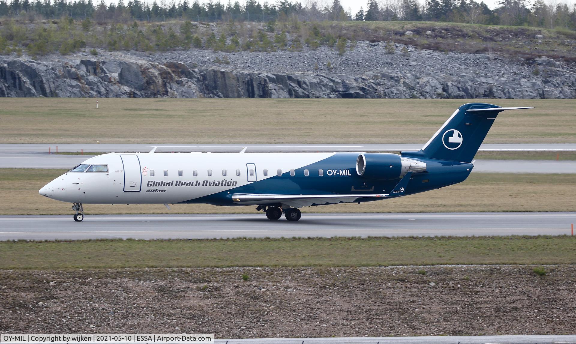 OY-MIL, 2000 Canadair CRJ-200LR (CL-600-2B19) C/N 7391, Taxiway W