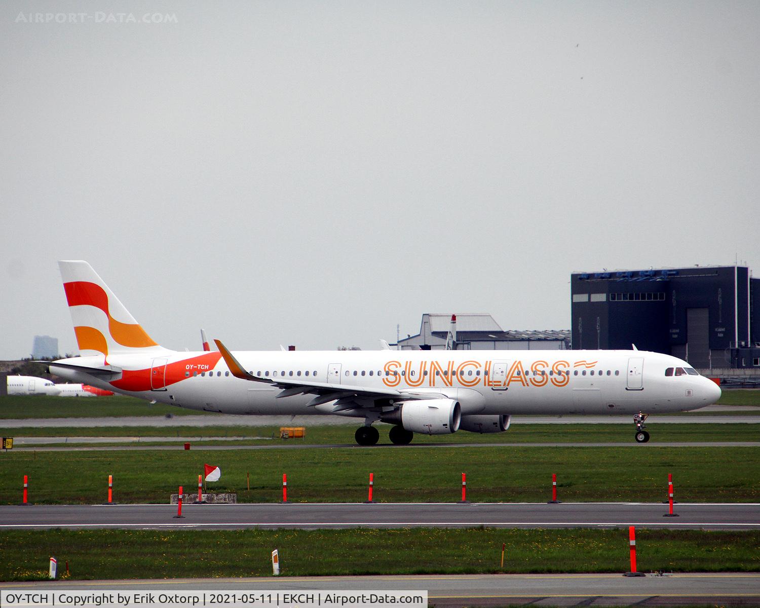 OY-TCH, 2015 Airbus A321-211 C/N 6438, OY-TCH taxi for takeoff rw 04R