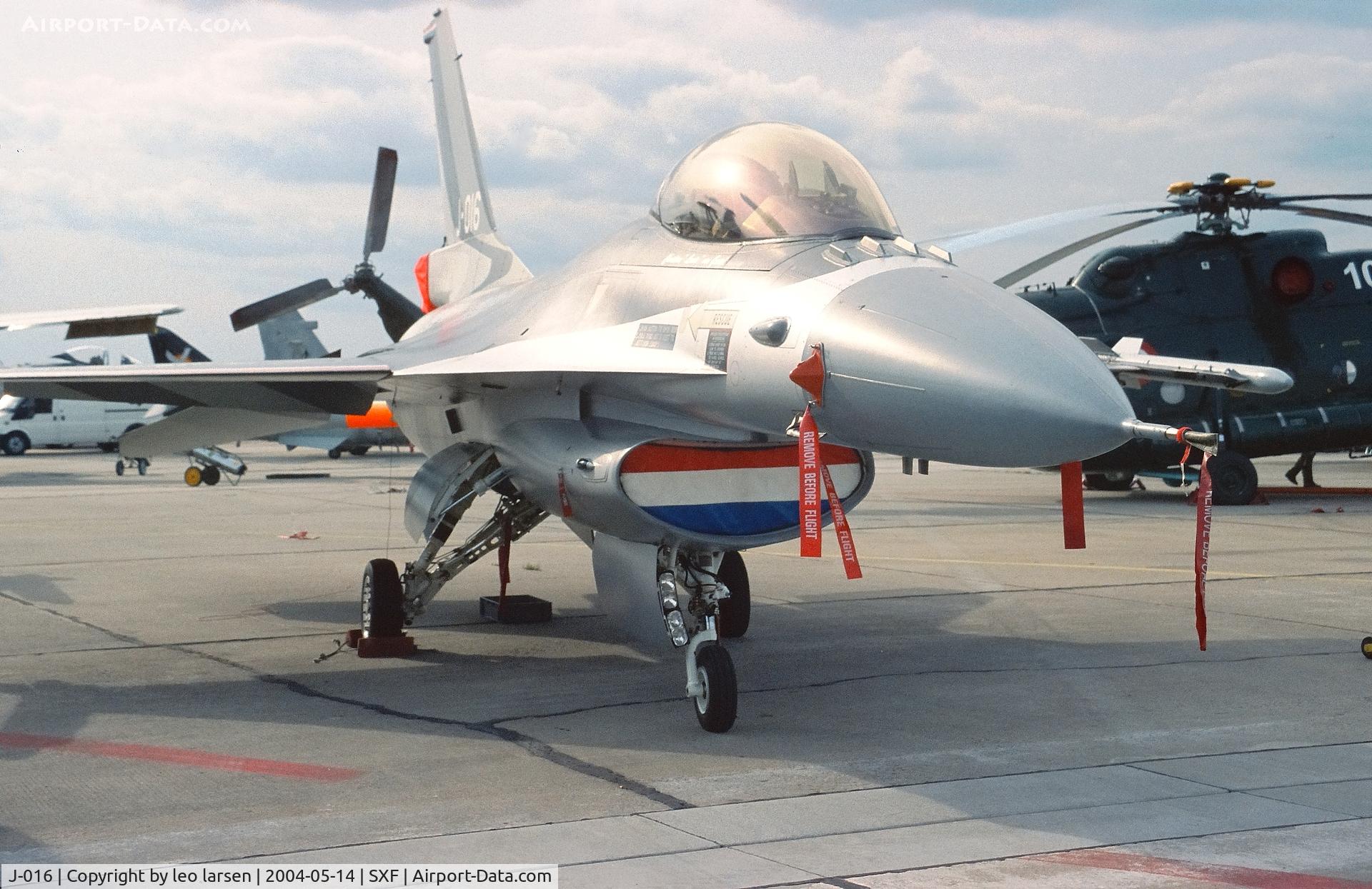 J-016, General Dynamics F-16AM Fighting Falcon C/N 6D-172, Berlin ILA 14.5.2004