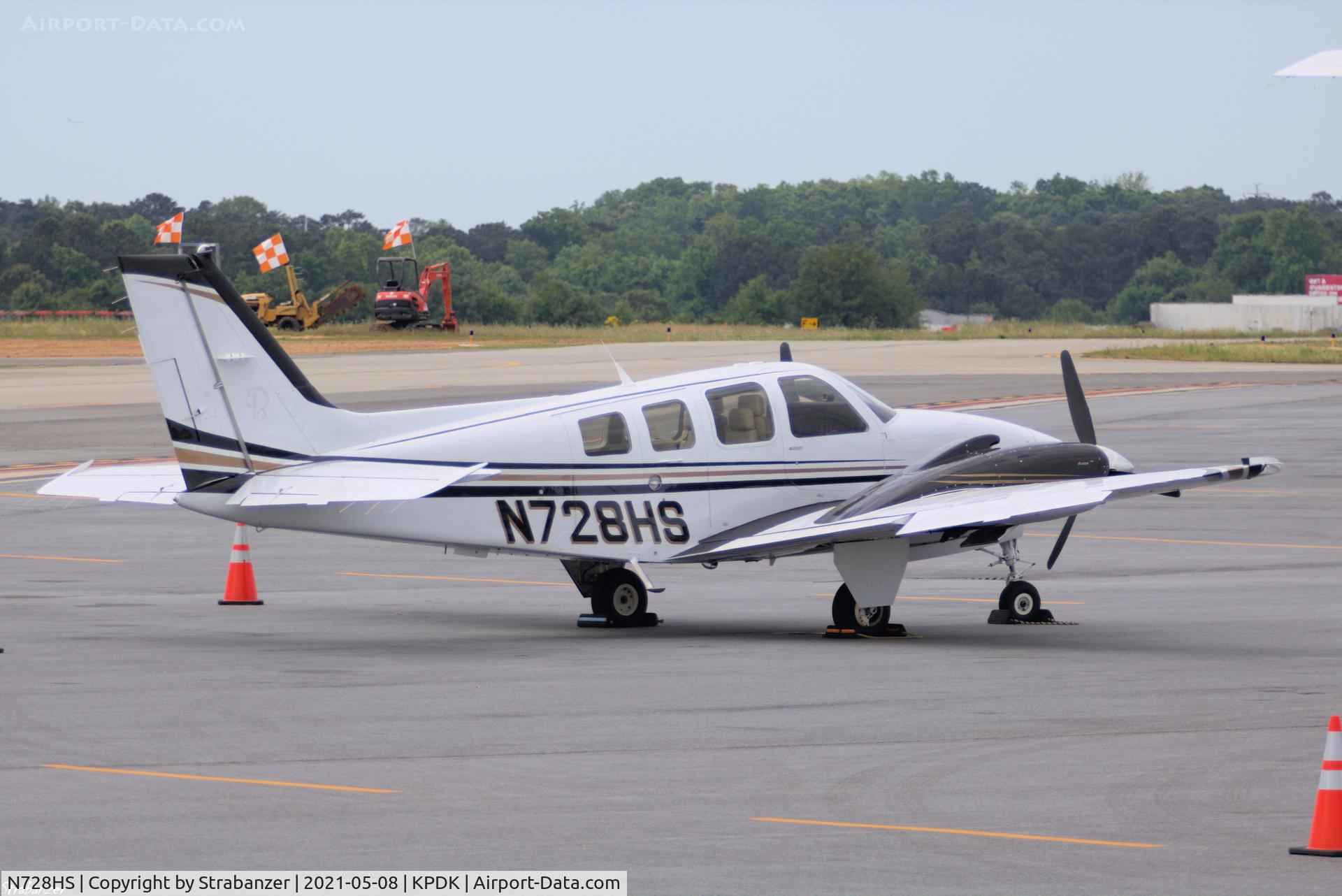 N728HS, 2008 Hawker Beechcraft Corp G58 Baron C/N TH-2215, Awaiting departure for Birmingham-Shuttleworth KBHM
