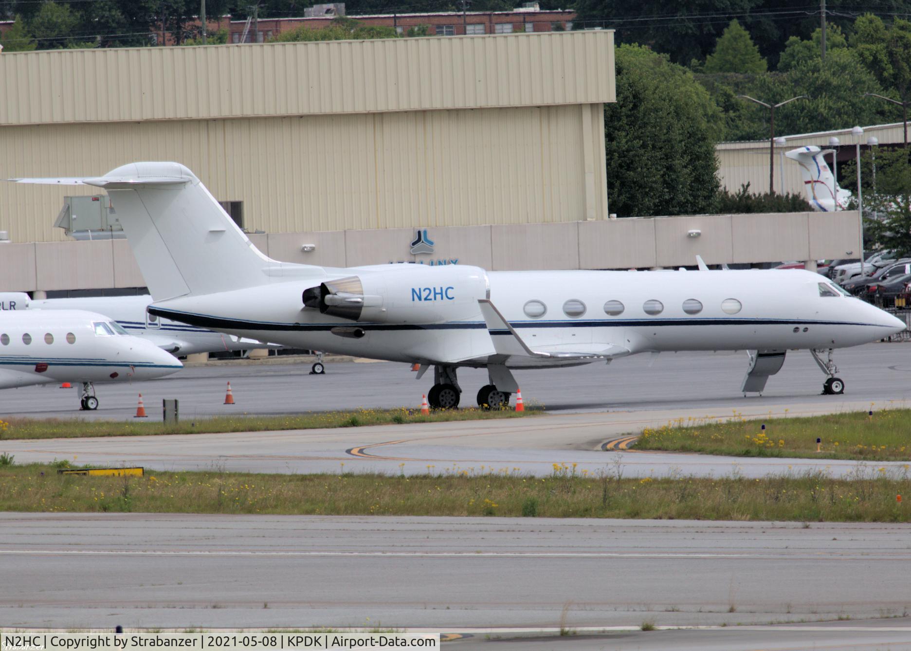 N2HC, 1996 Gulfstream Aerospace G-IV C/N 1294, Awaiting passengers at Signature Flight Support PDK