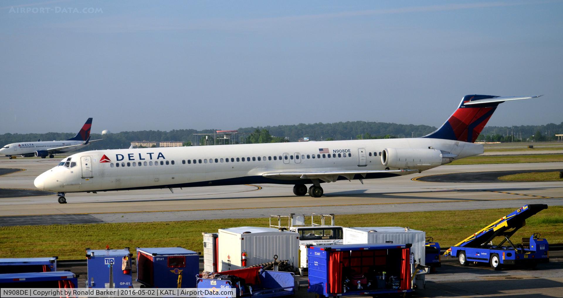 N908DE, 1992 McDonnell Douglas MD-88 C/N 53417, Taxi to gate Atlanta