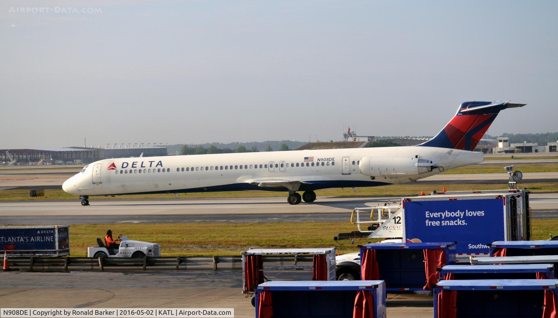 N908DE, 1992 McDonnell Douglas MD-88 C/N 53417, Taxi to gate Atlanta