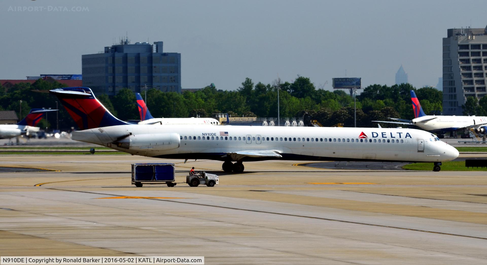 N910DE, 1992 McDonnell Douglas MD-88 C/N 53419, Taxi Atlanta