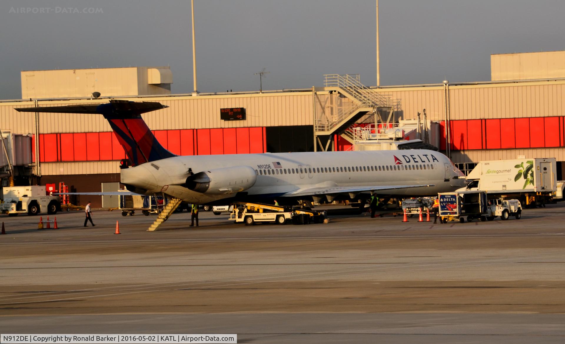 N912DE, 1992 McDonnell Douglas MD-88 C/N 49997, At the gate Atlanta