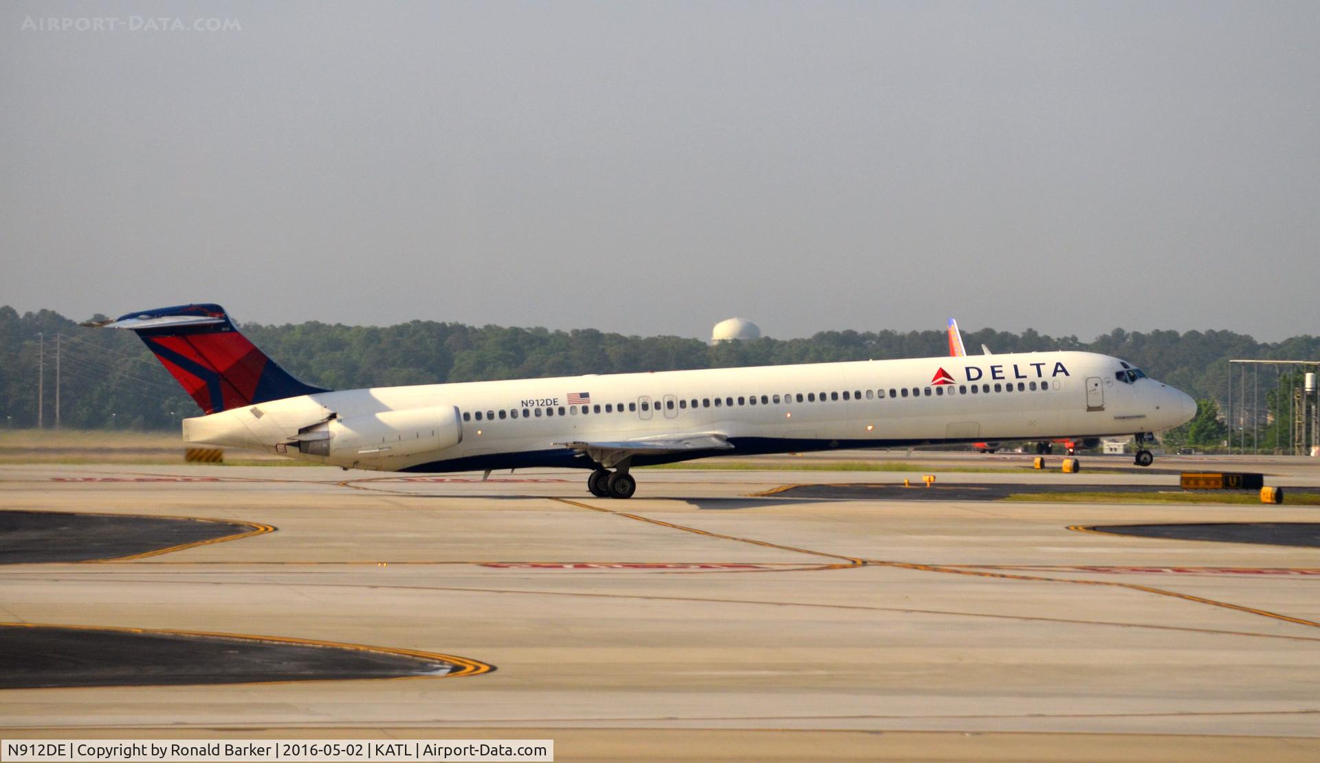 N912DE, 1992 McDonnell Douglas MD-88 C/N 49997, Nose wheel liftoff Takeoff Atlanta