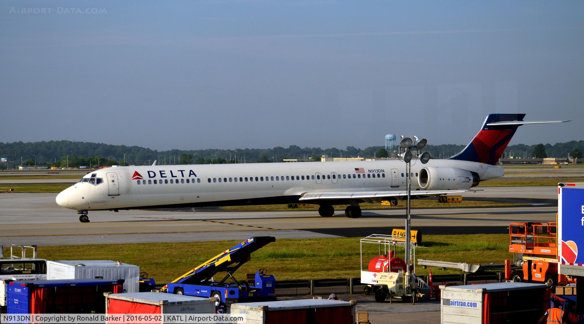 N913DN, 1996 McDonnell Douglas MD-90-30 C/N 53393, Taxi Atlanta