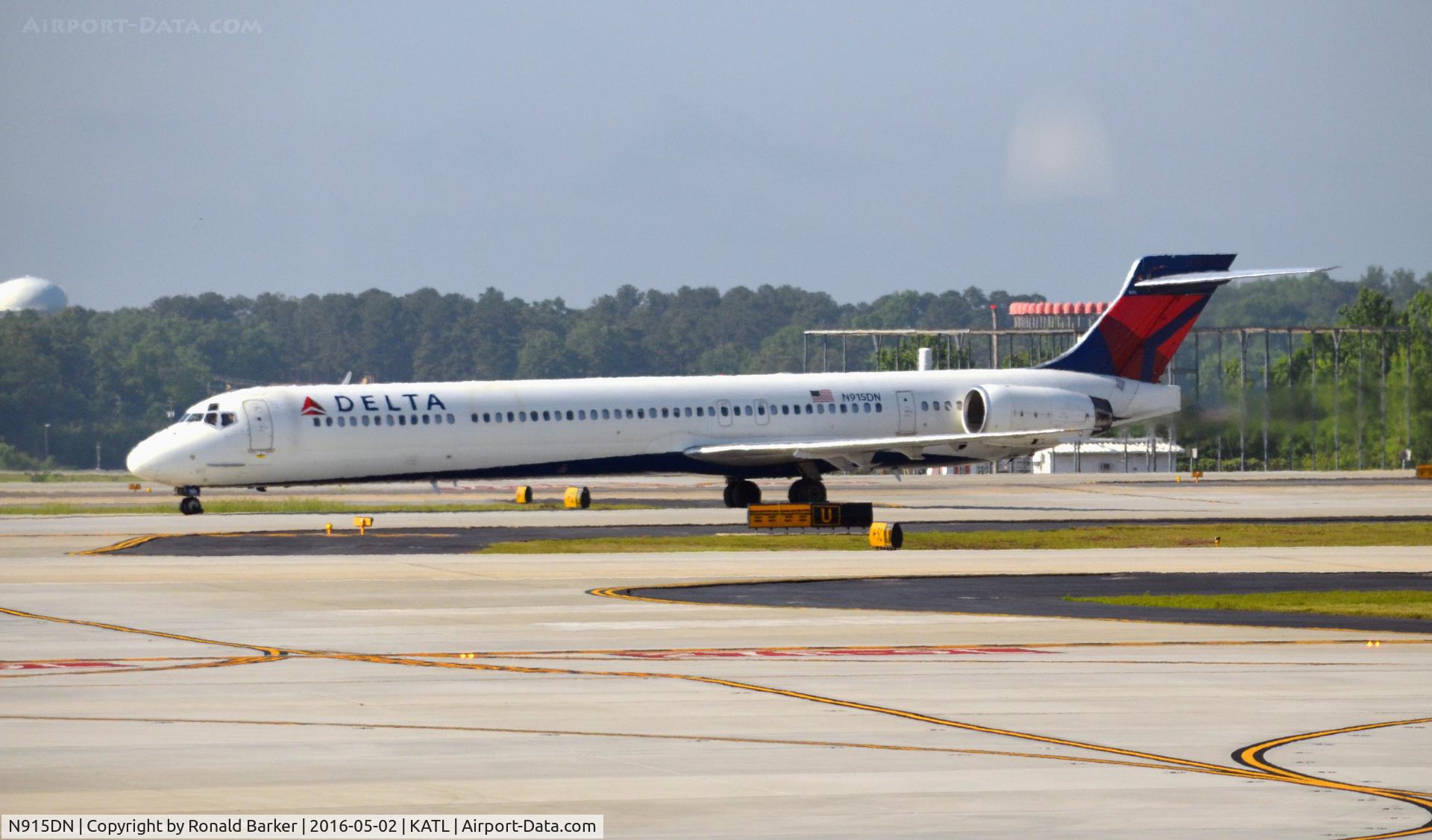 N915DN, 1996 McDonnell Douglas MD-90-30 C/N 53395, Taxi Atlanta