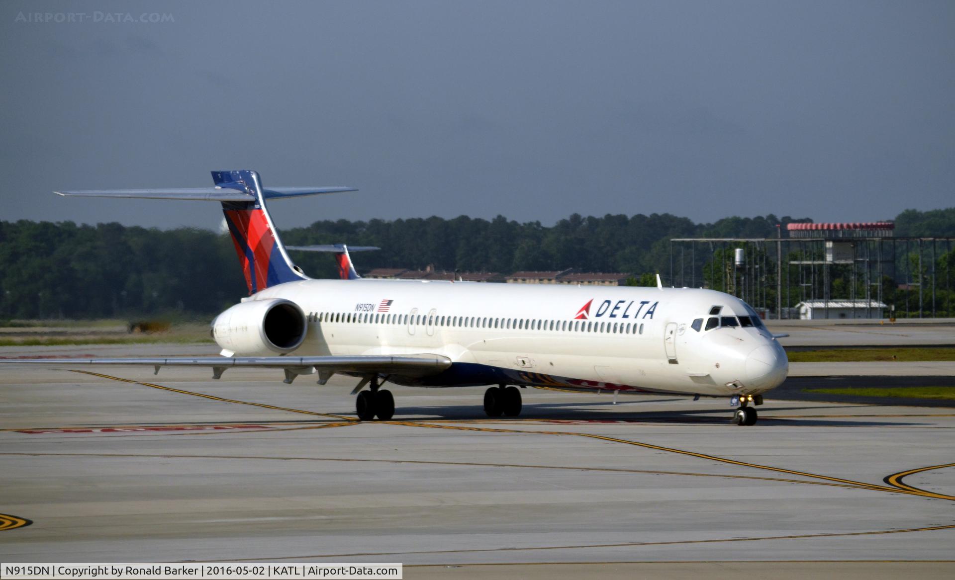 N915DN, 1996 McDonnell Douglas MD-90-30 C/N 53395, Taxi Atlanta
