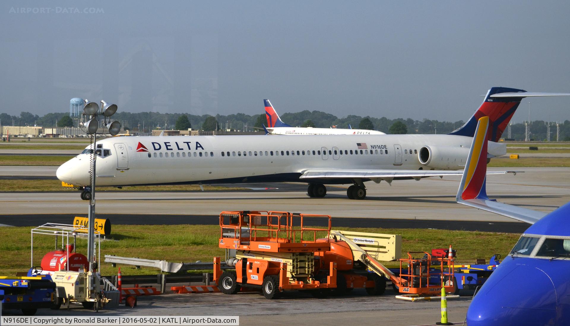 N916DE, 1993 McDonnell Douglas MD-88 C/N 53421, At the gate Atlanta