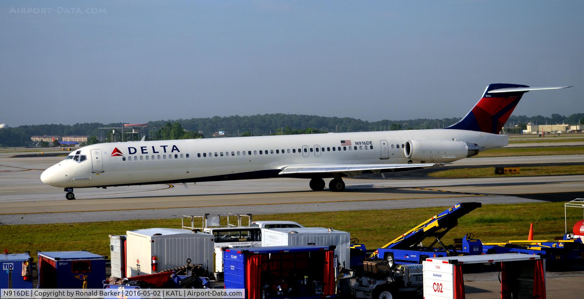 N916DE, 1993 McDonnell Douglas MD-88 C/N 53421, Taxi Atlanta