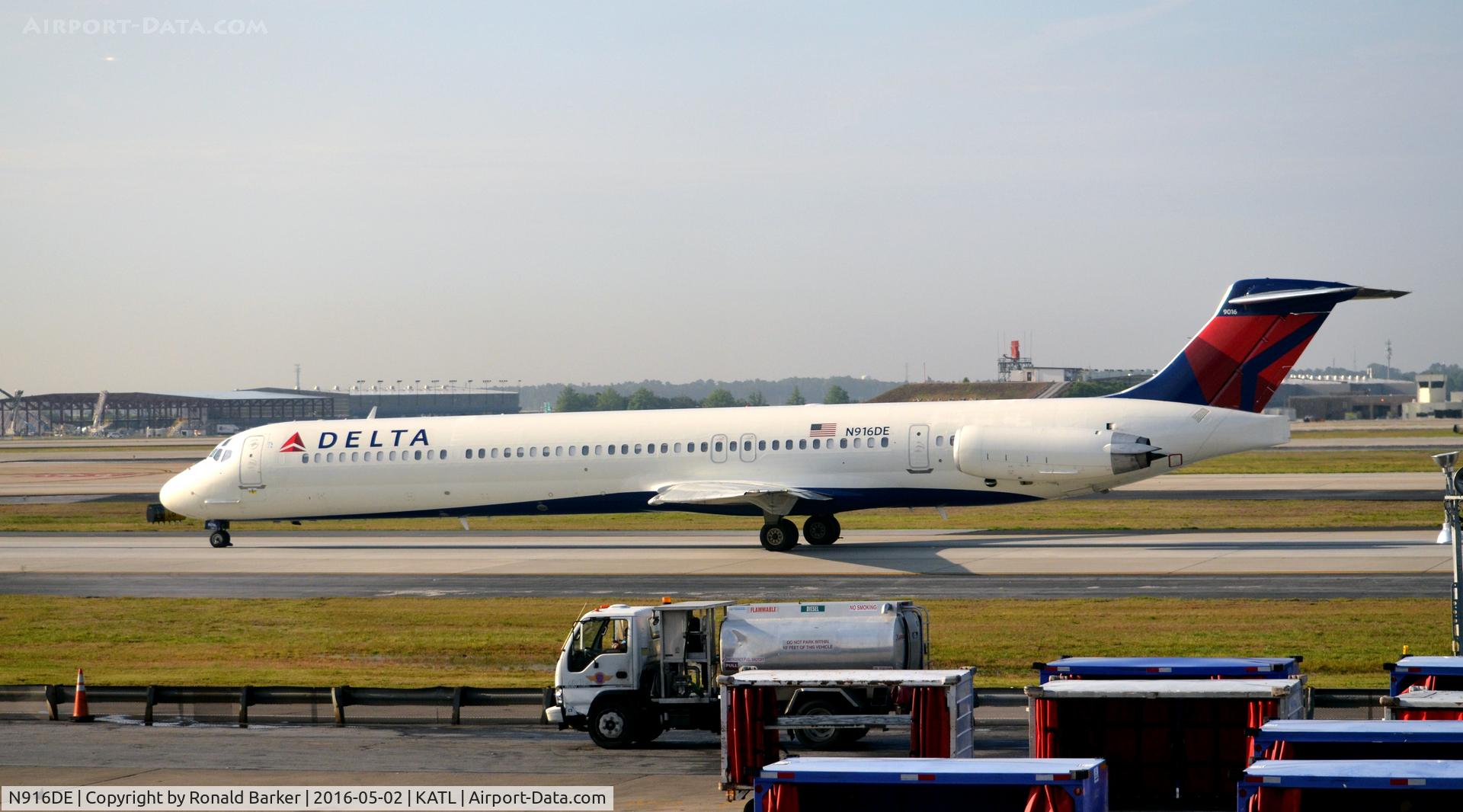 N916DE, 1993 McDonnell Douglas MD-88 C/N 53421, Taxi to takeoff Atlanta