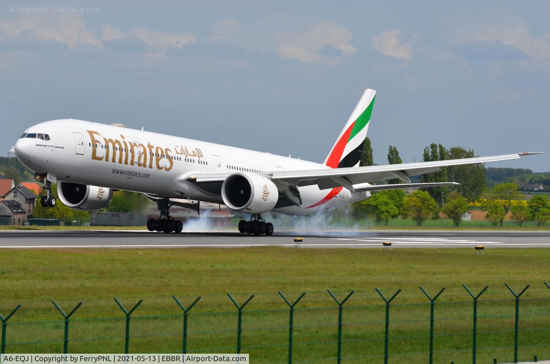 A6-EQJ, 2017 Boeing 777-31H/ER C/N 42355, Emirates B773 burning rubber