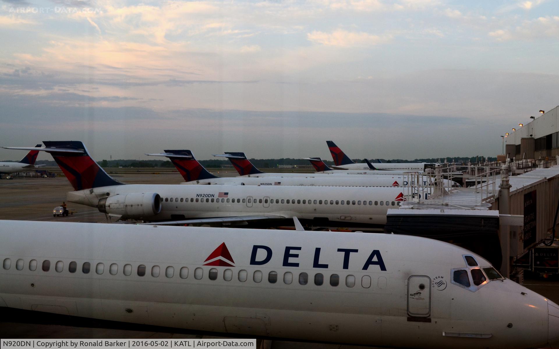 N920DN, 1997 McDonnell Douglas MD-90-30 C/N 53582, At the gate Atlanta