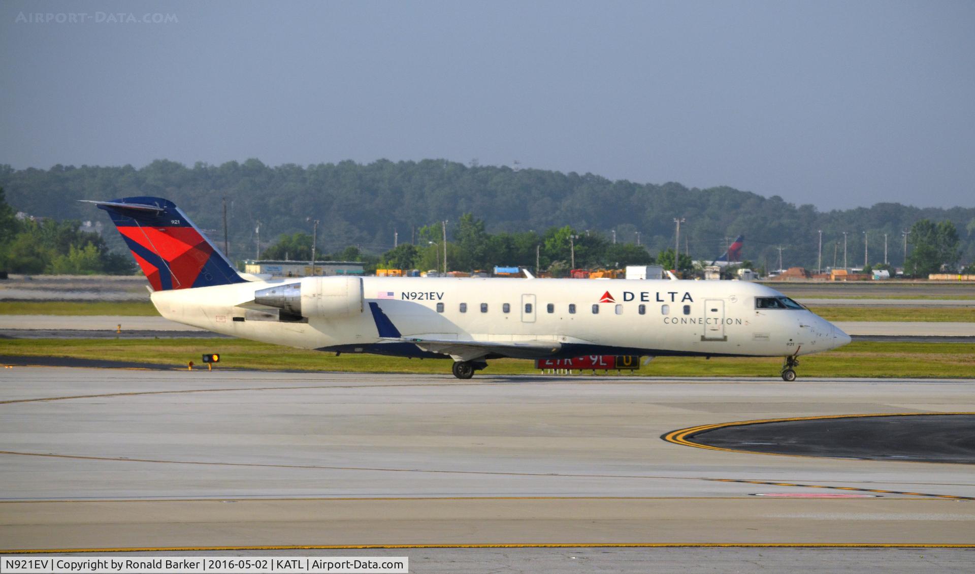 N921EV, 2003 Bombardier CRJ-200ER (CL-600-2B19) C/N 7819, Taxi atlanta