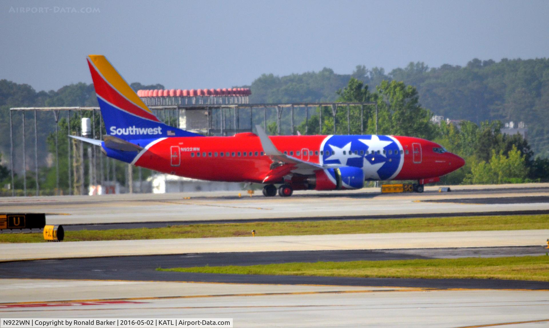 N922WN, 2008 Boeing 737-7H4 C/N 32461, Tennessee taxi to gate Atlanta