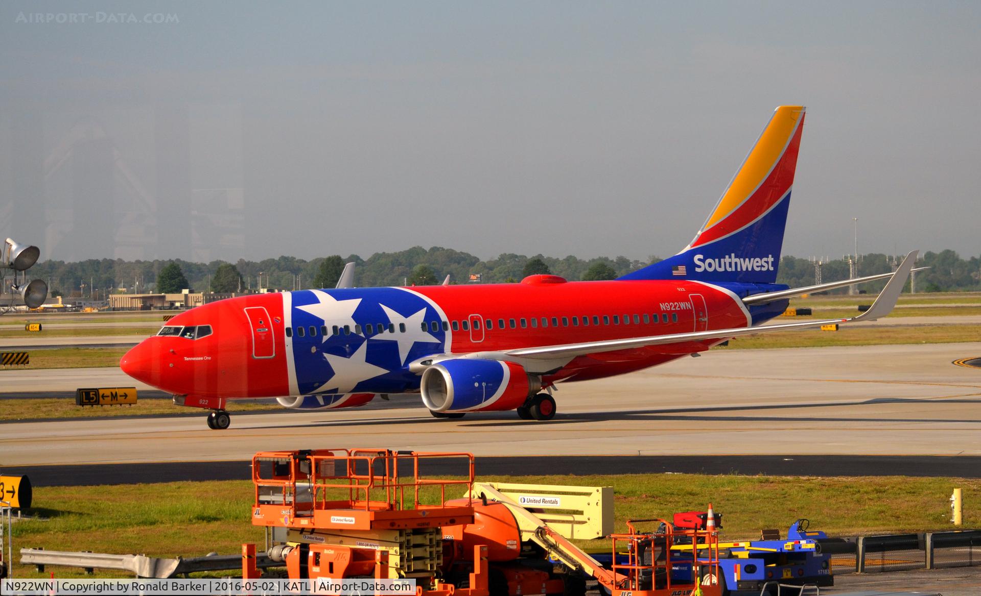 N922WN, 2008 Boeing 737-7H4 C/N 32461, Tennessee Taxi to gate Atlanta