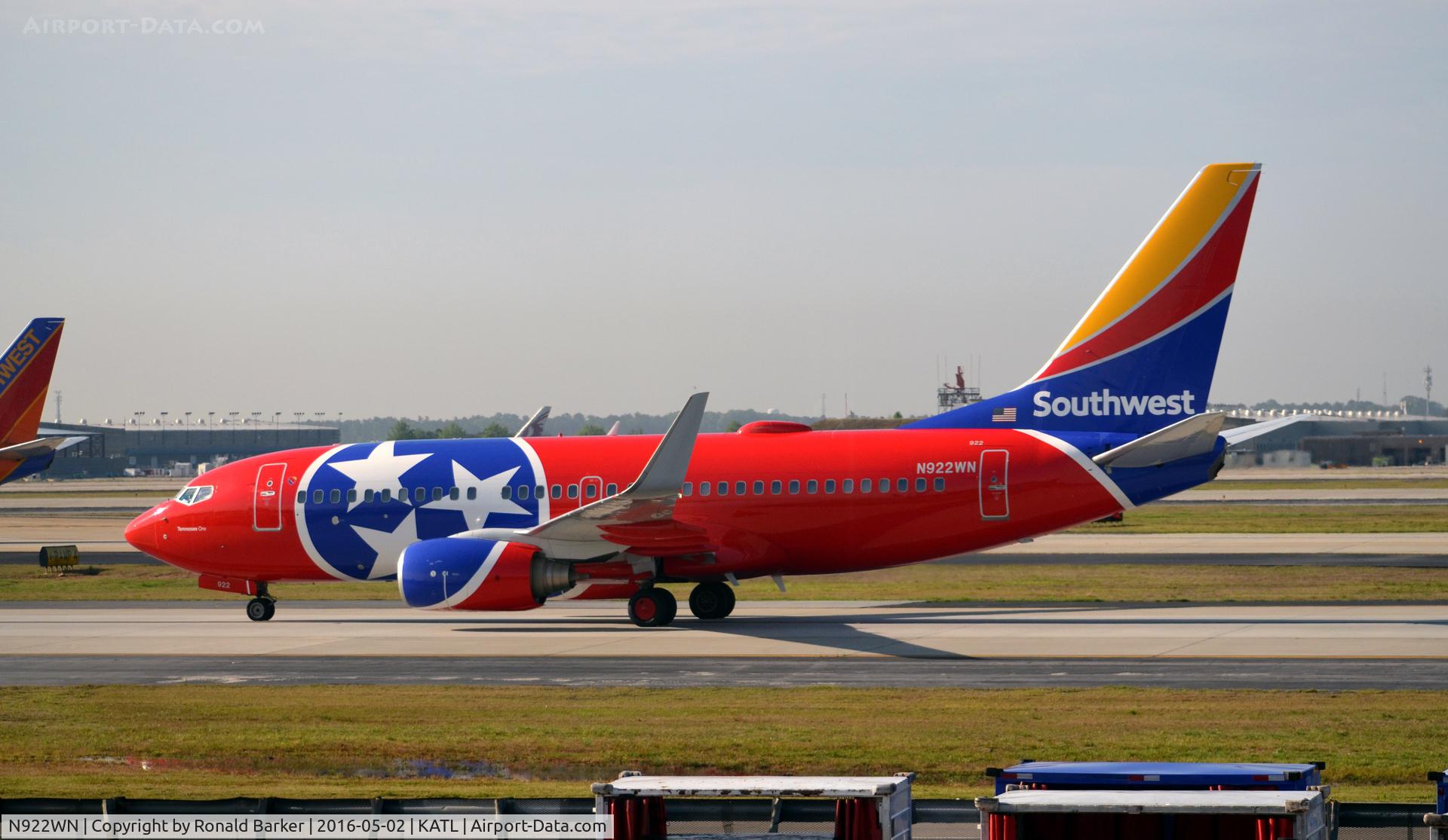 N922WN, 2008 Boeing 737-7H4 C/N 32461, Tennessee Taxi to gate Atlanta