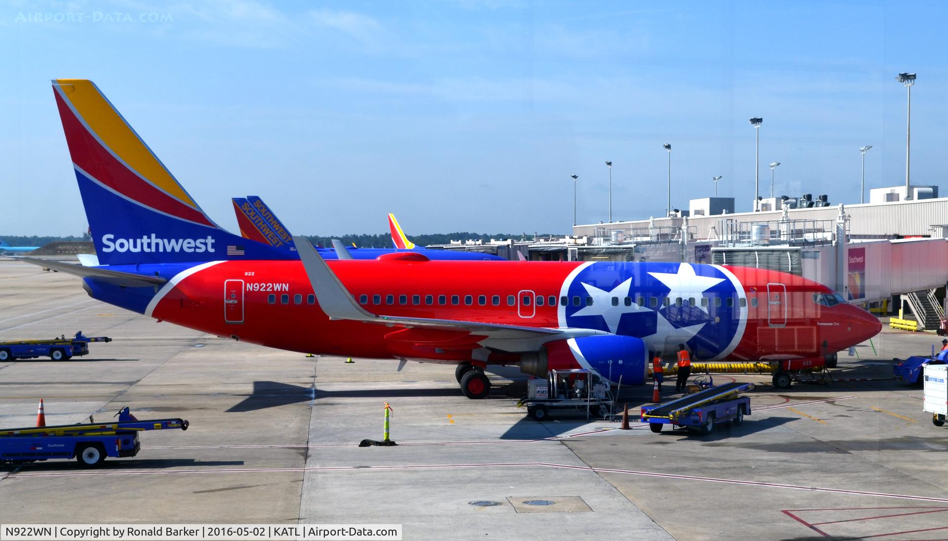 N922WN, 2008 Boeing 737-7H4 C/N 32461, Tennessee At the gate Atlanta