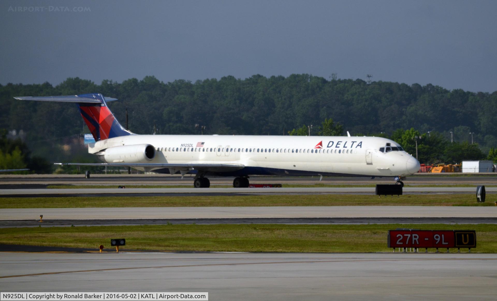 N925DL, 1988 McDonnell Douglas MD-88 C/N 49712, Taxi Atlanta