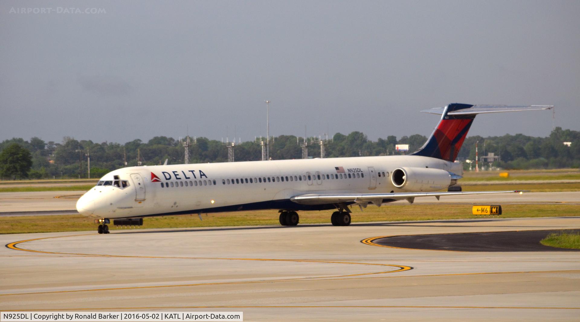 N925DL, 1988 McDonnell Douglas MD-88 C/N 49712, Taxi Atlanta