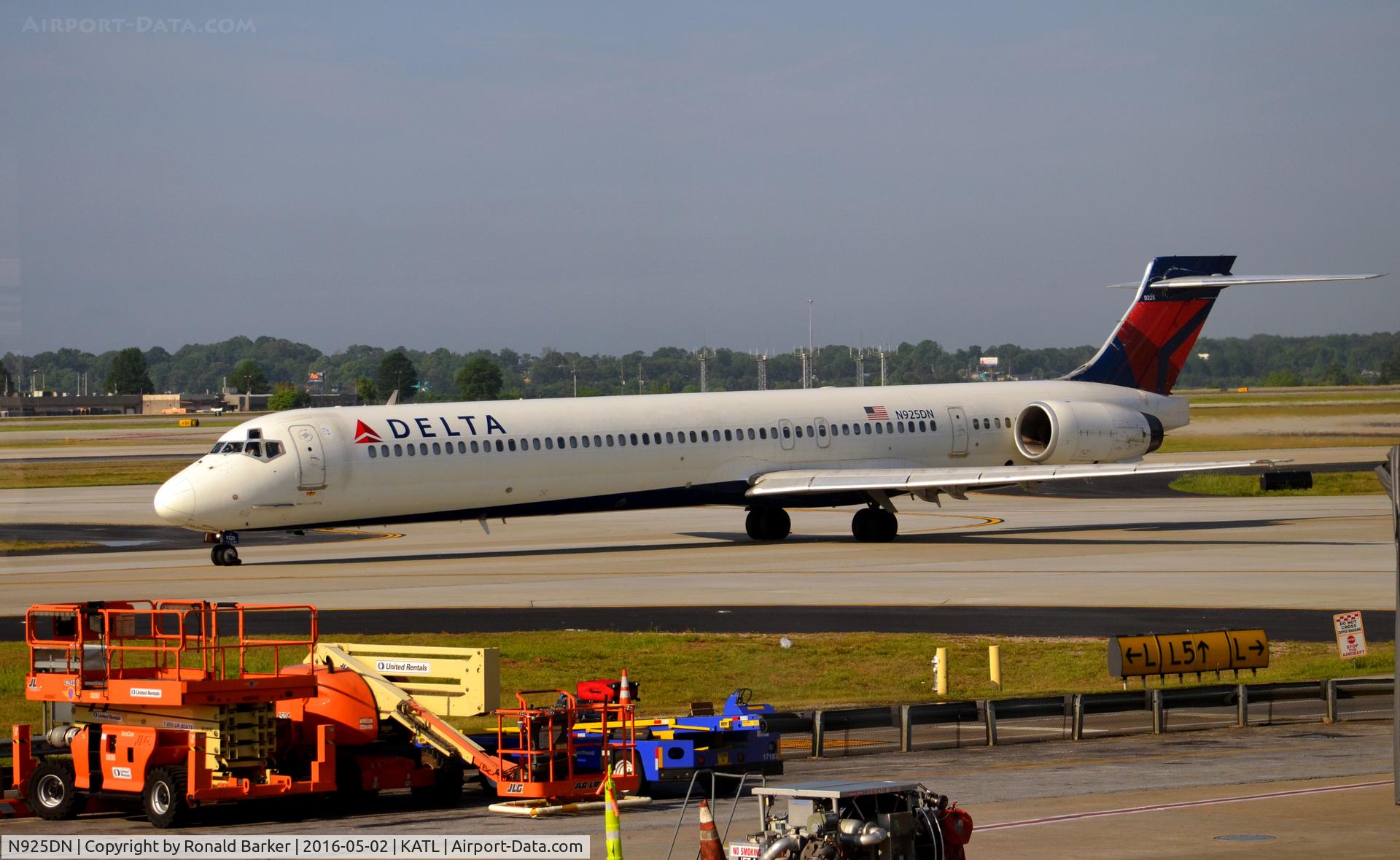 N925DN, 1998 McDonnell Douglas MD-90-30 C/N 53587, Taxi Atlanta