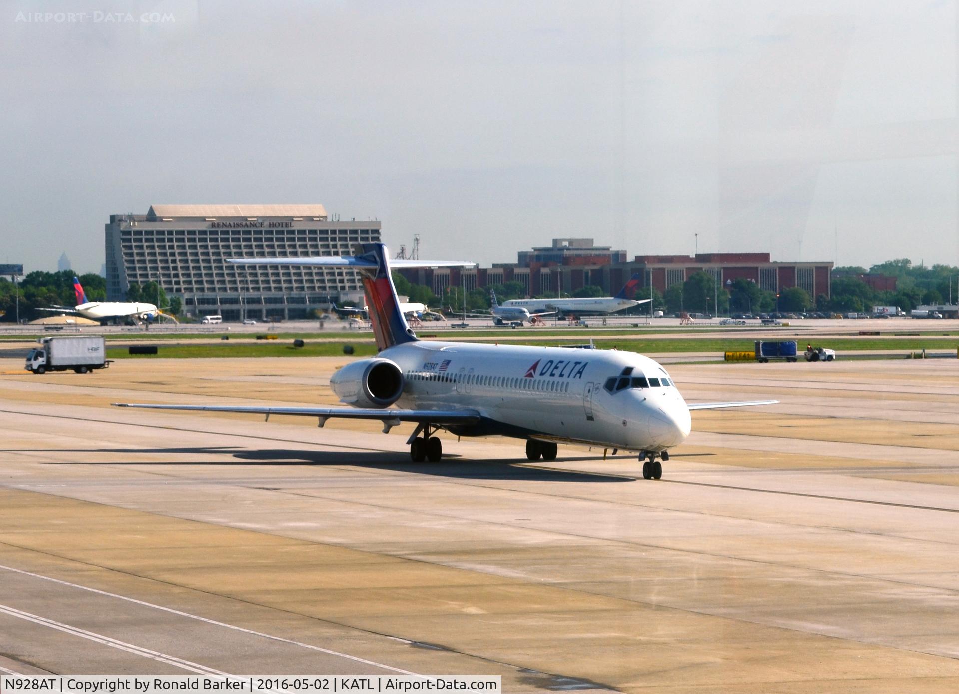 N928AT, 2000 Boeing 717-200 C/N 55076, Taxi to gate Atlanta