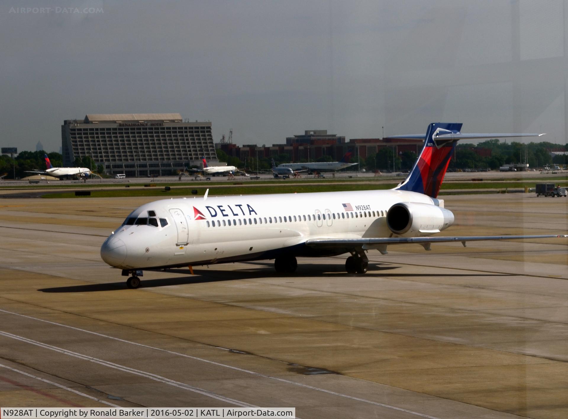 N928AT, 2000 Boeing 717-200 C/N 55076, Turning into gate Atlanta