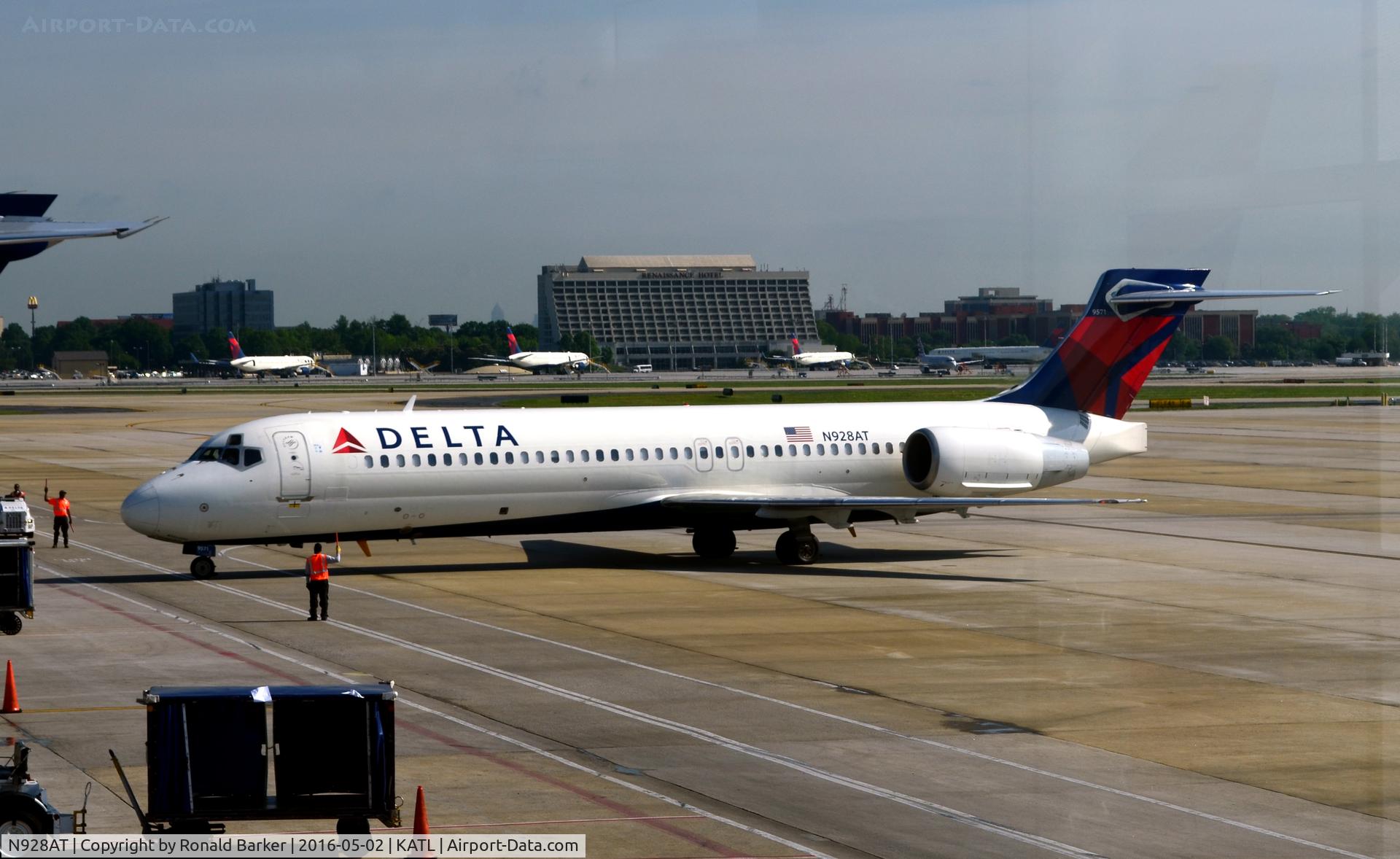 N928AT, 2000 Boeing 717-200 C/N 55076, Taxi to gate Atlanta