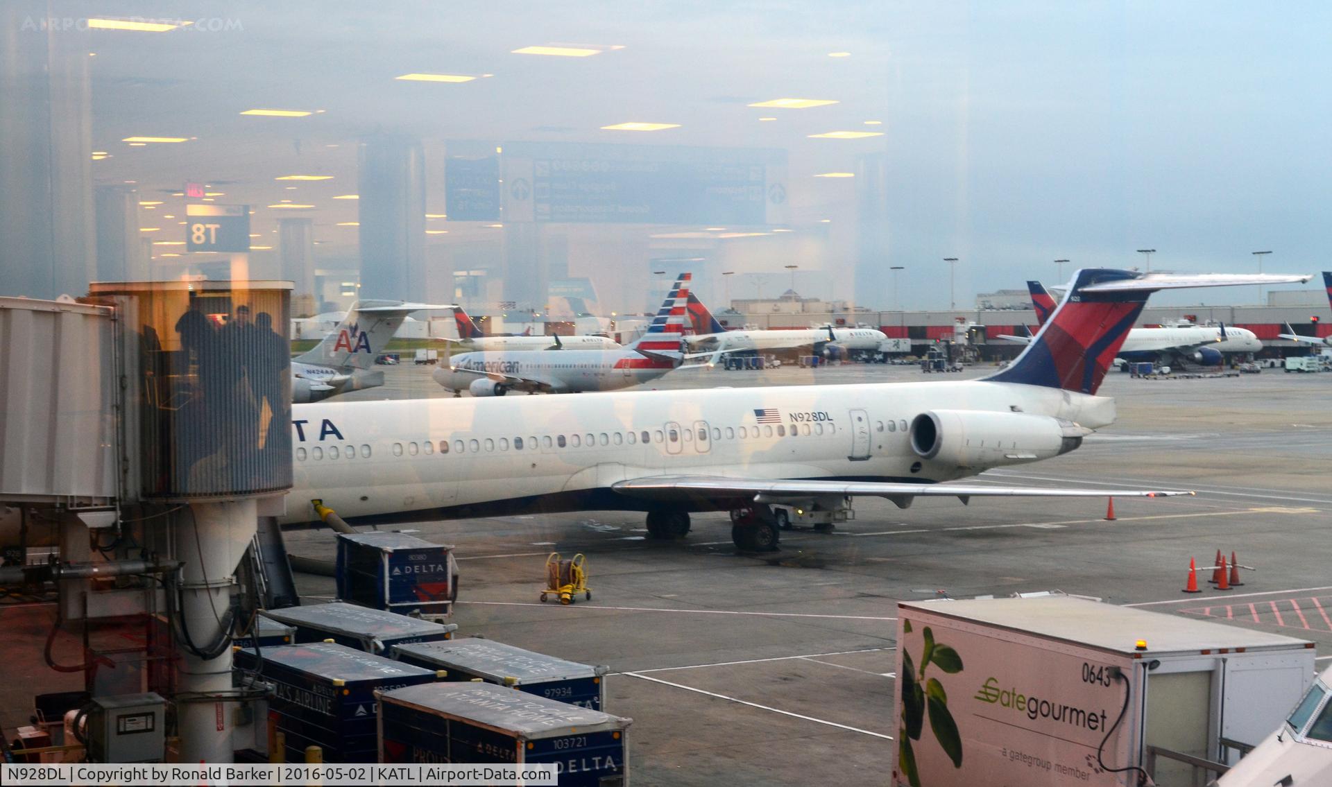 N928DL, 1988 McDonnell Douglas MD-88 C/N 49715, At the gate Atlanta