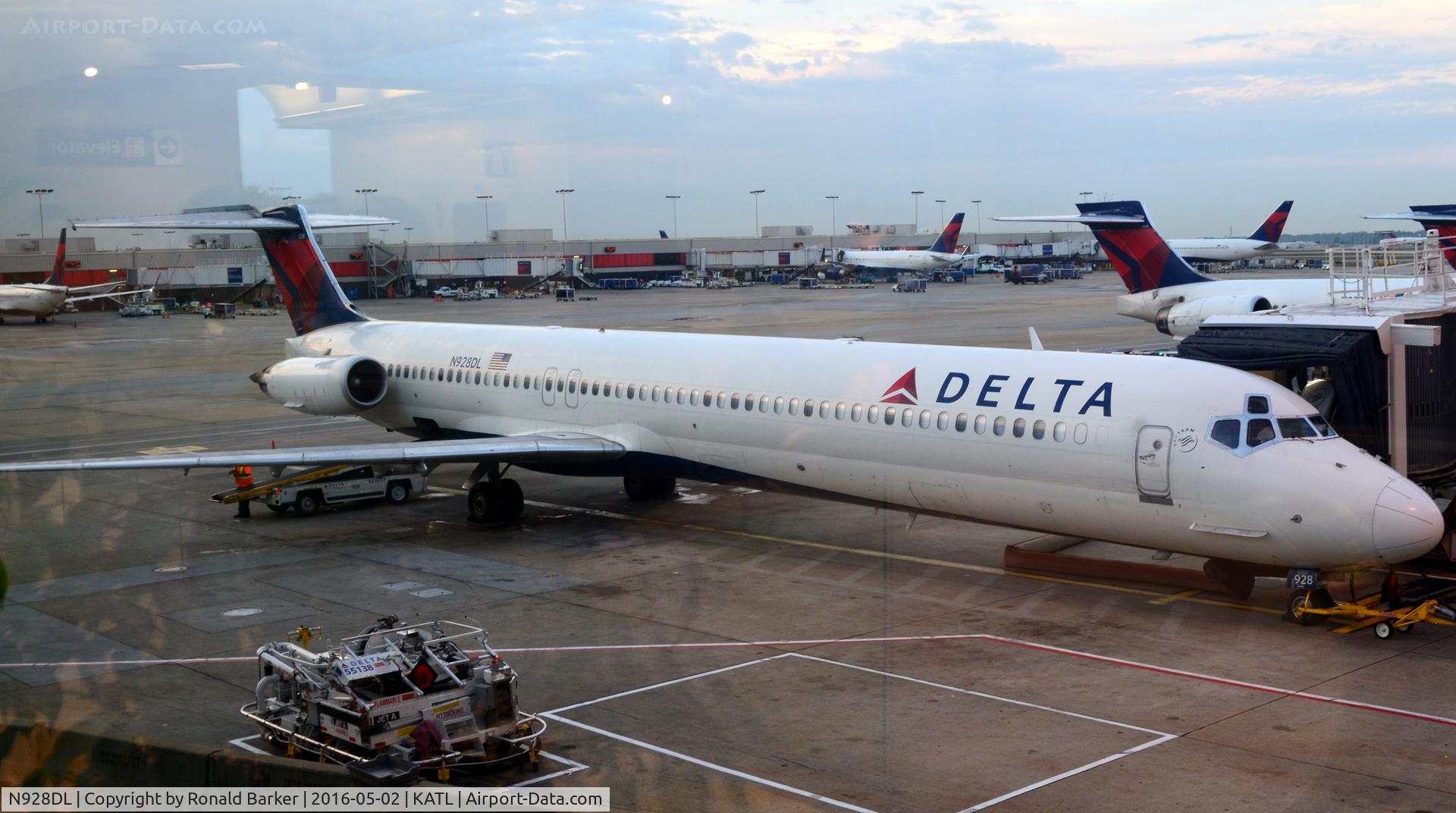 N928DL, 1988 McDonnell Douglas MD-88 C/N 49715, At the gate Atlanta