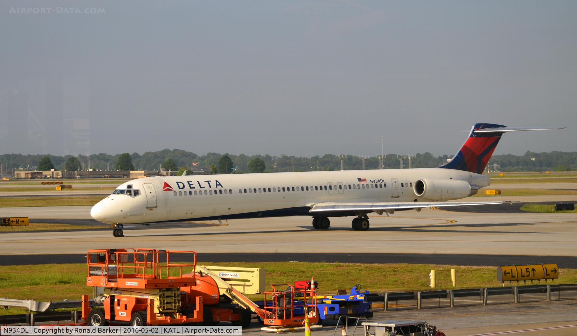 N934DL, 1989 McDonnell Douglas MD-88 C/N 49721, Taxi Atlanta