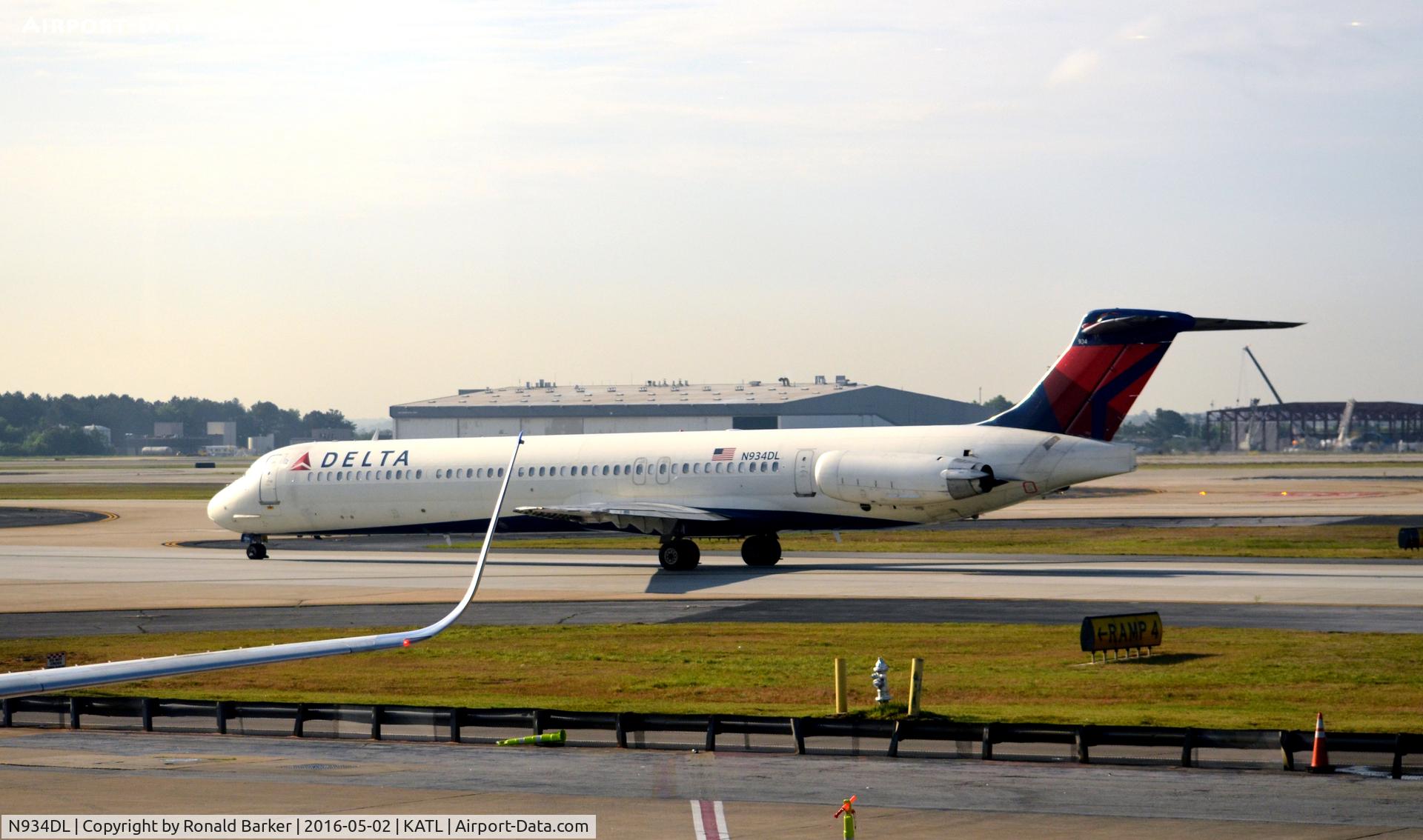 N934DL, 1989 McDonnell Douglas MD-88 C/N 49721, Taxi Atlanta