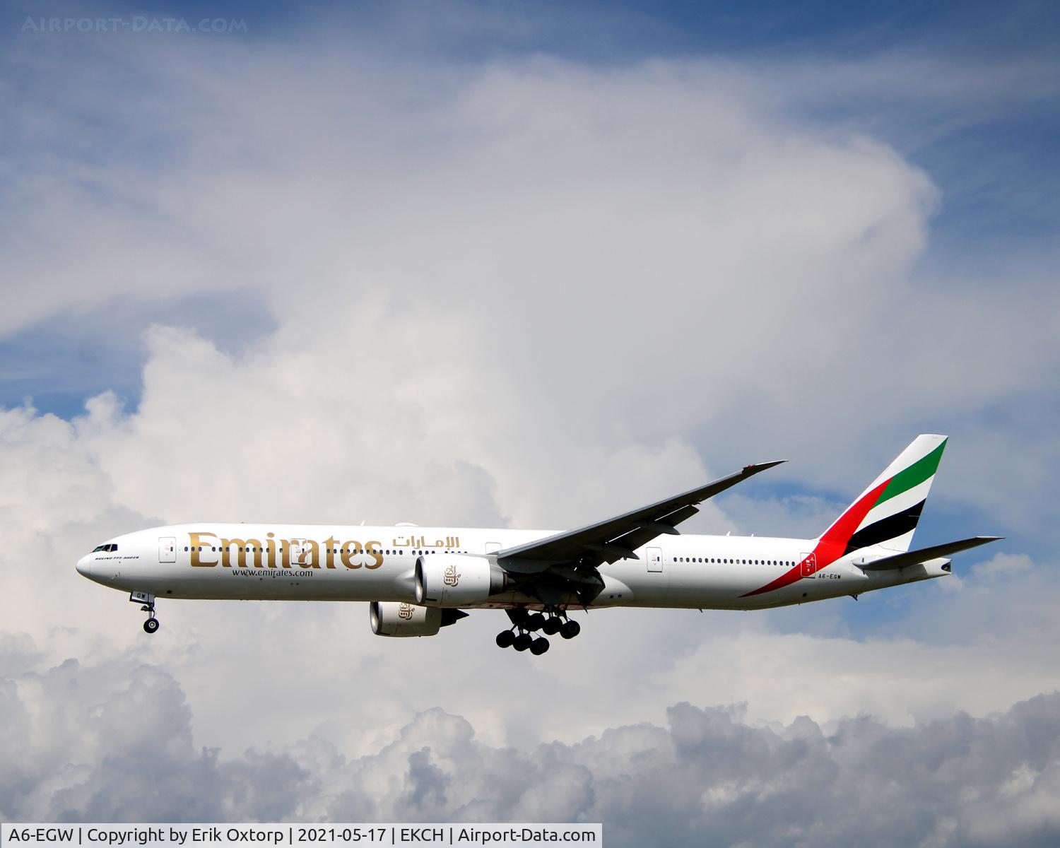 A6-EGW, 2012 Boeing 777-31H/ER C/N 35601, A6-EGW landing rw 22L