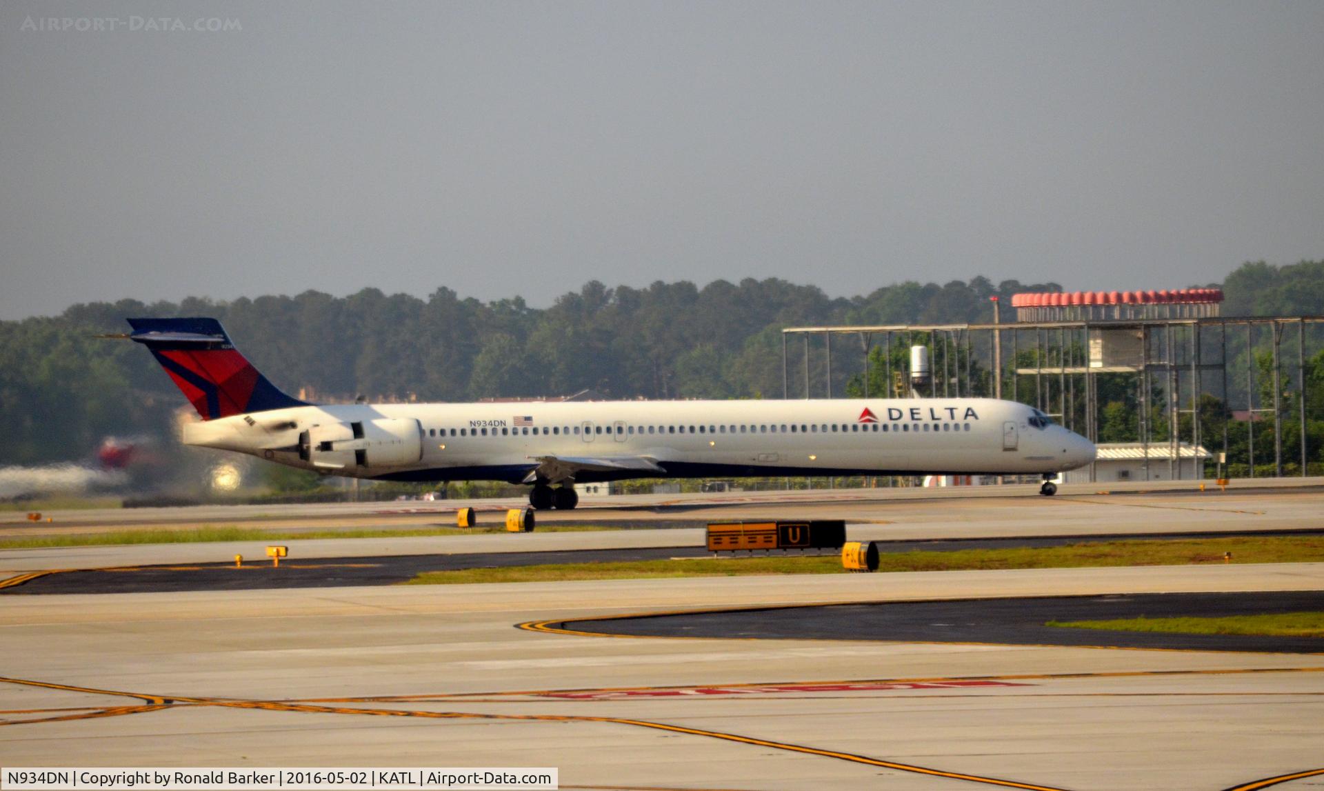 N934DN, 1996 McDonnell Douglas MD-90-30 C/N 53462, Landing Atlanta
