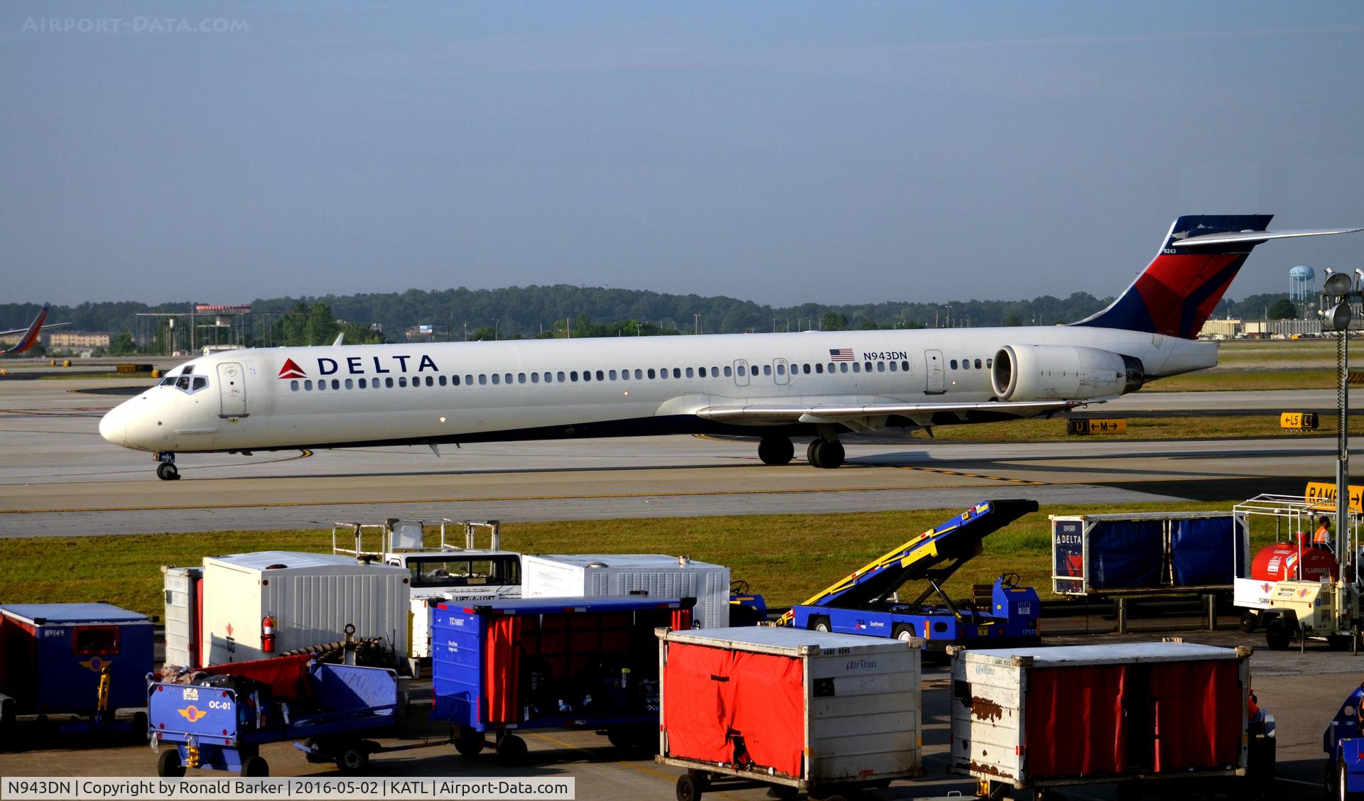 N943DN, 1997 McDonnell Douglas MD-90-30 C/N 53557, Taxi to gate Atlanta