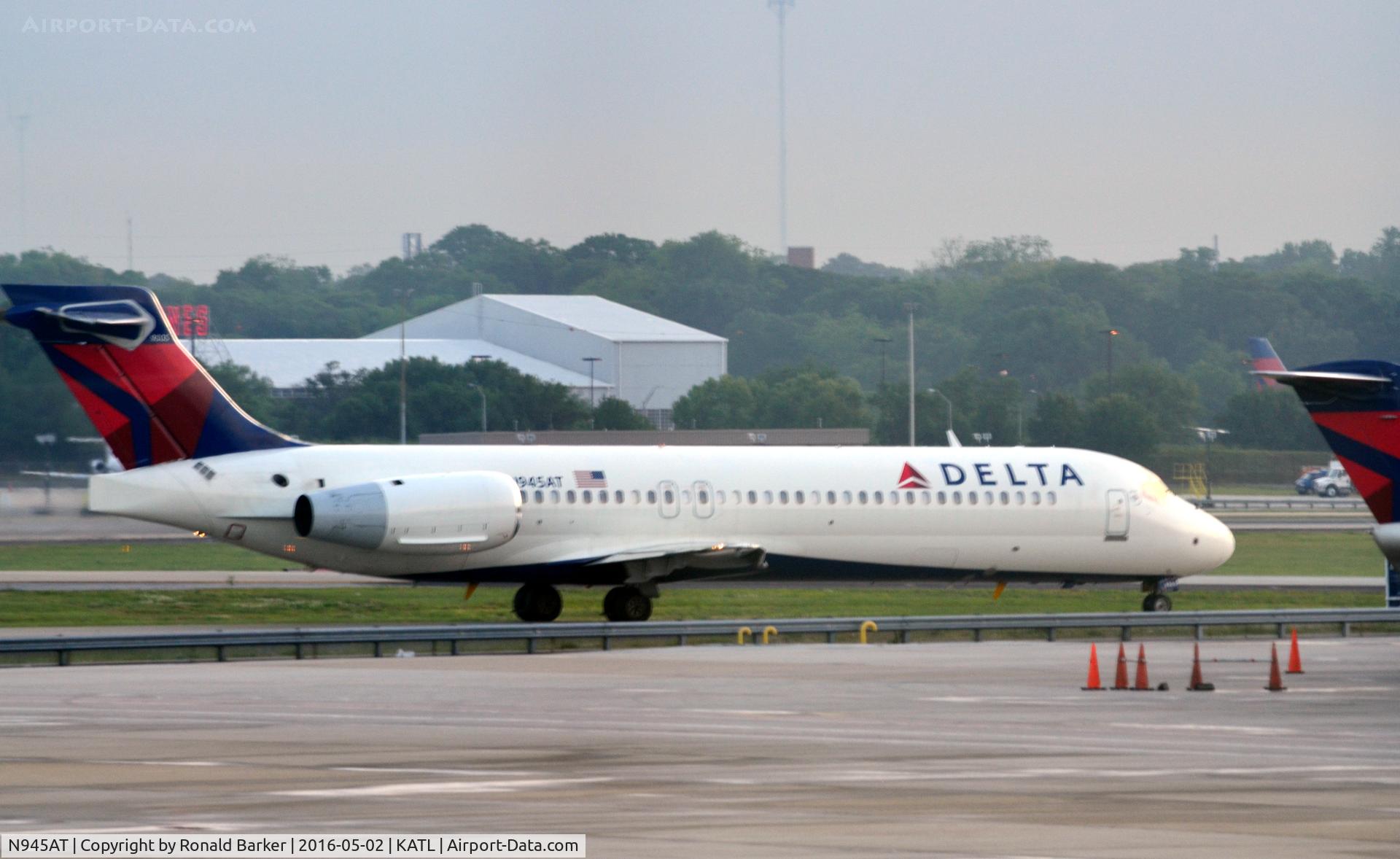 N945AT, 1999 Boeing 717-200 C/N 55008, Taxi Atlanta