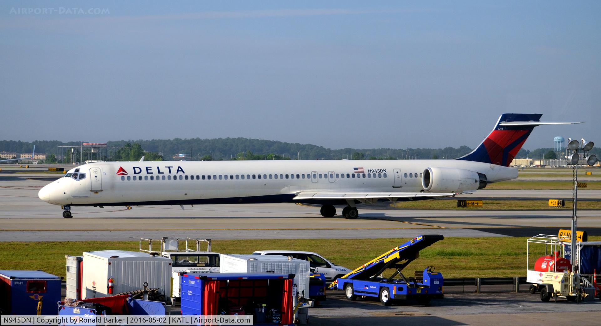 N945DN, 1998 McDonnell Douglas MD-90-30 C/N 53359, Taxi Atlanta