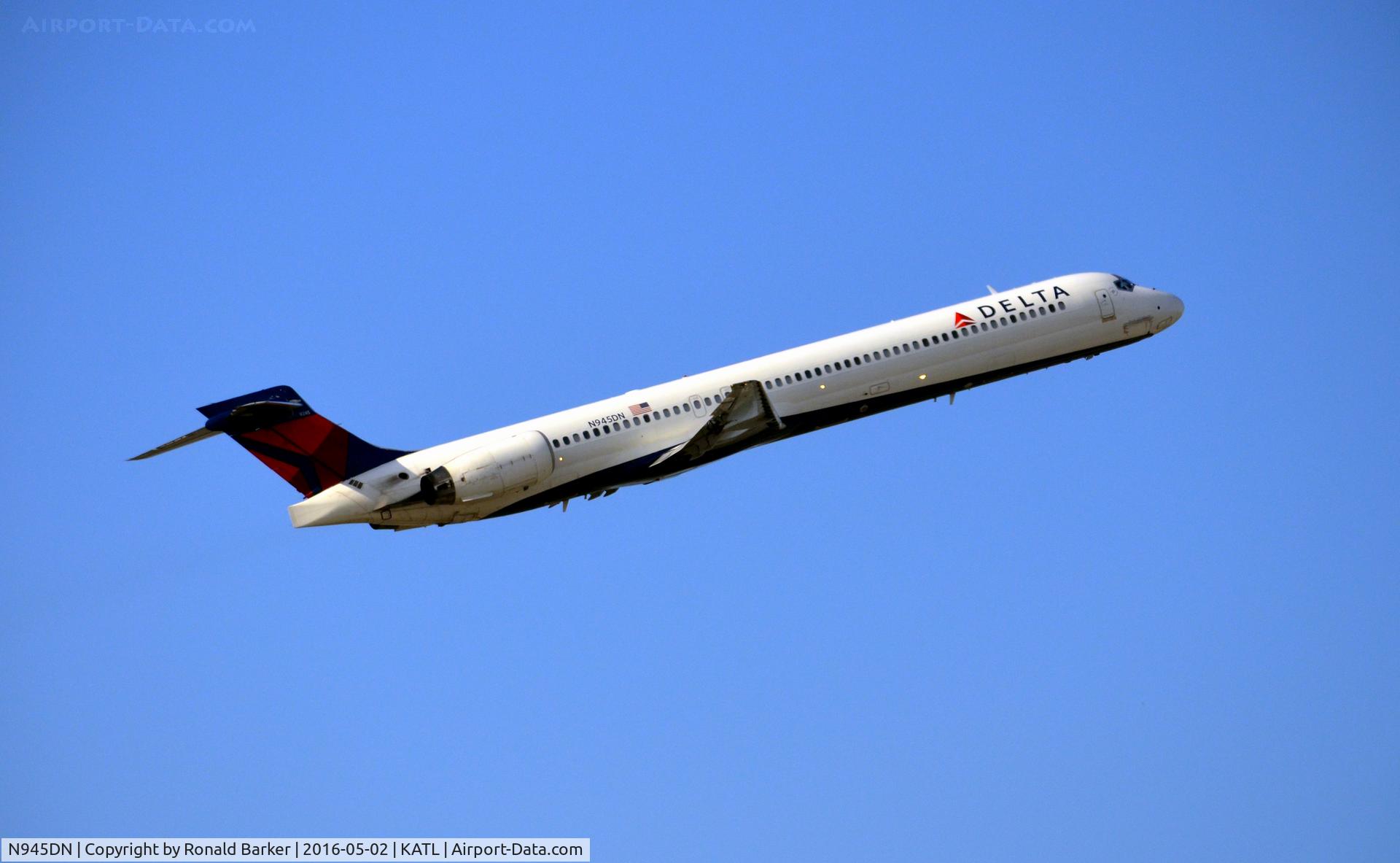 N945DN, 1998 McDonnell Douglas MD-90-30 C/N 53359, Takeoff Atlanta
