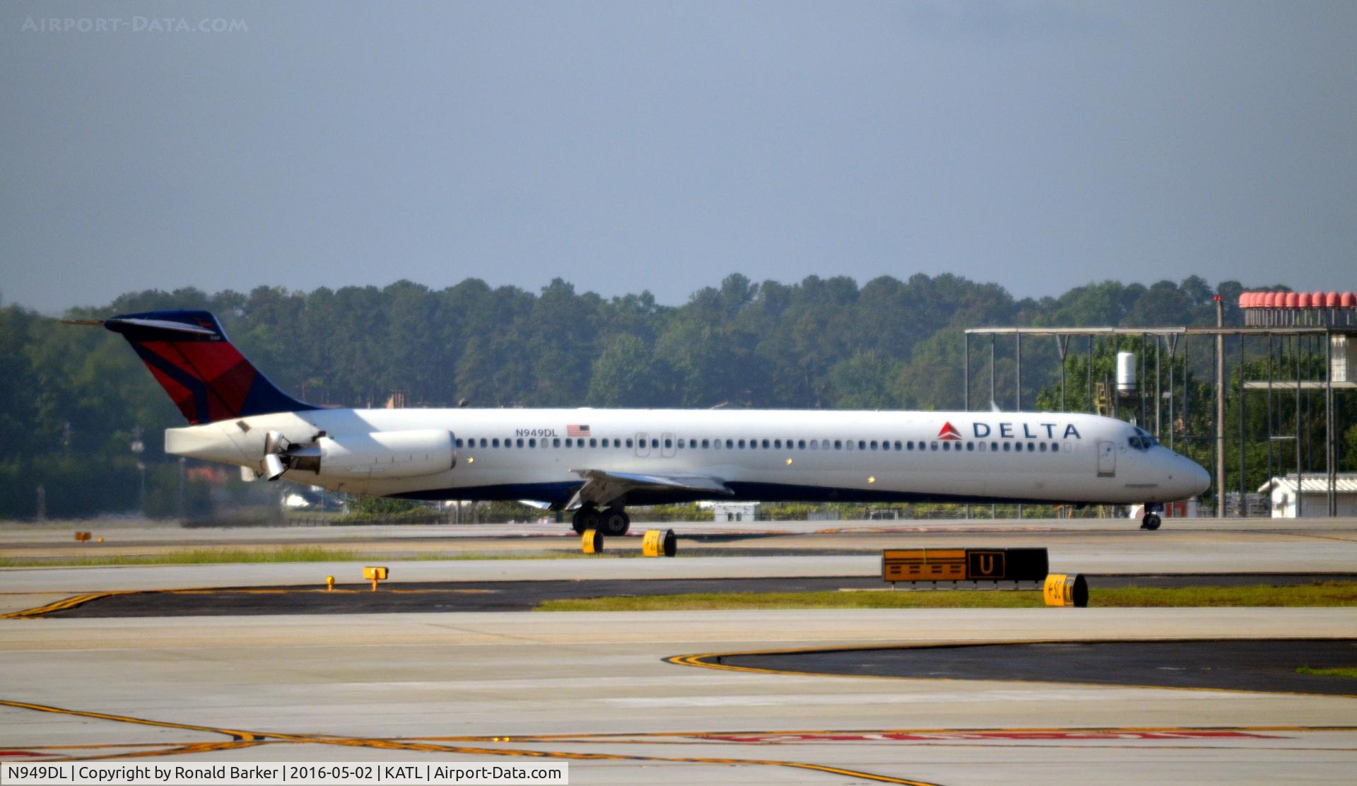 N949DL, 1990 McDonnell Douglas MD-88 C/N 49880, Landing roll Atlanta