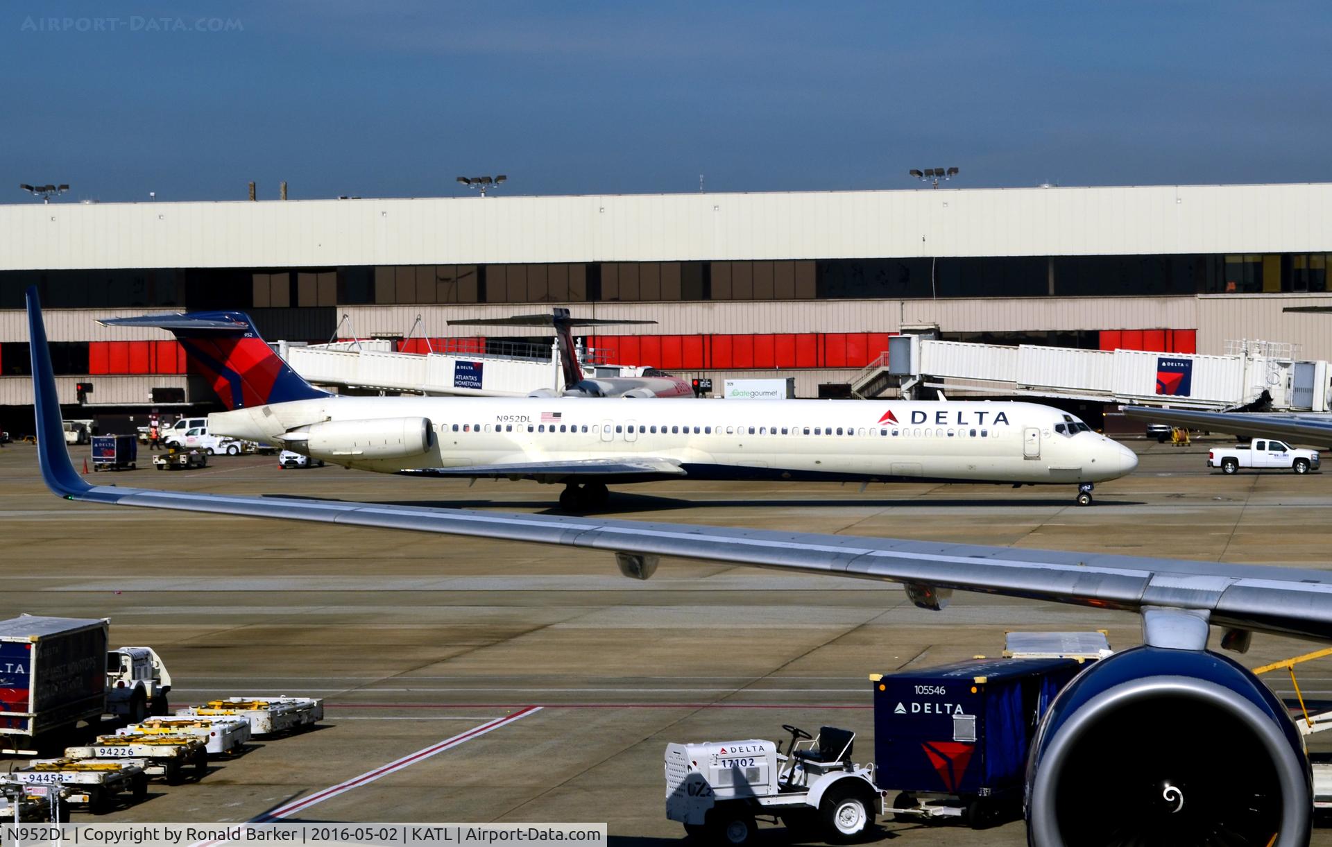 N952DL, 1990 McDonnell Douglas MD-88 C/N 49883, Taxi Atlanta