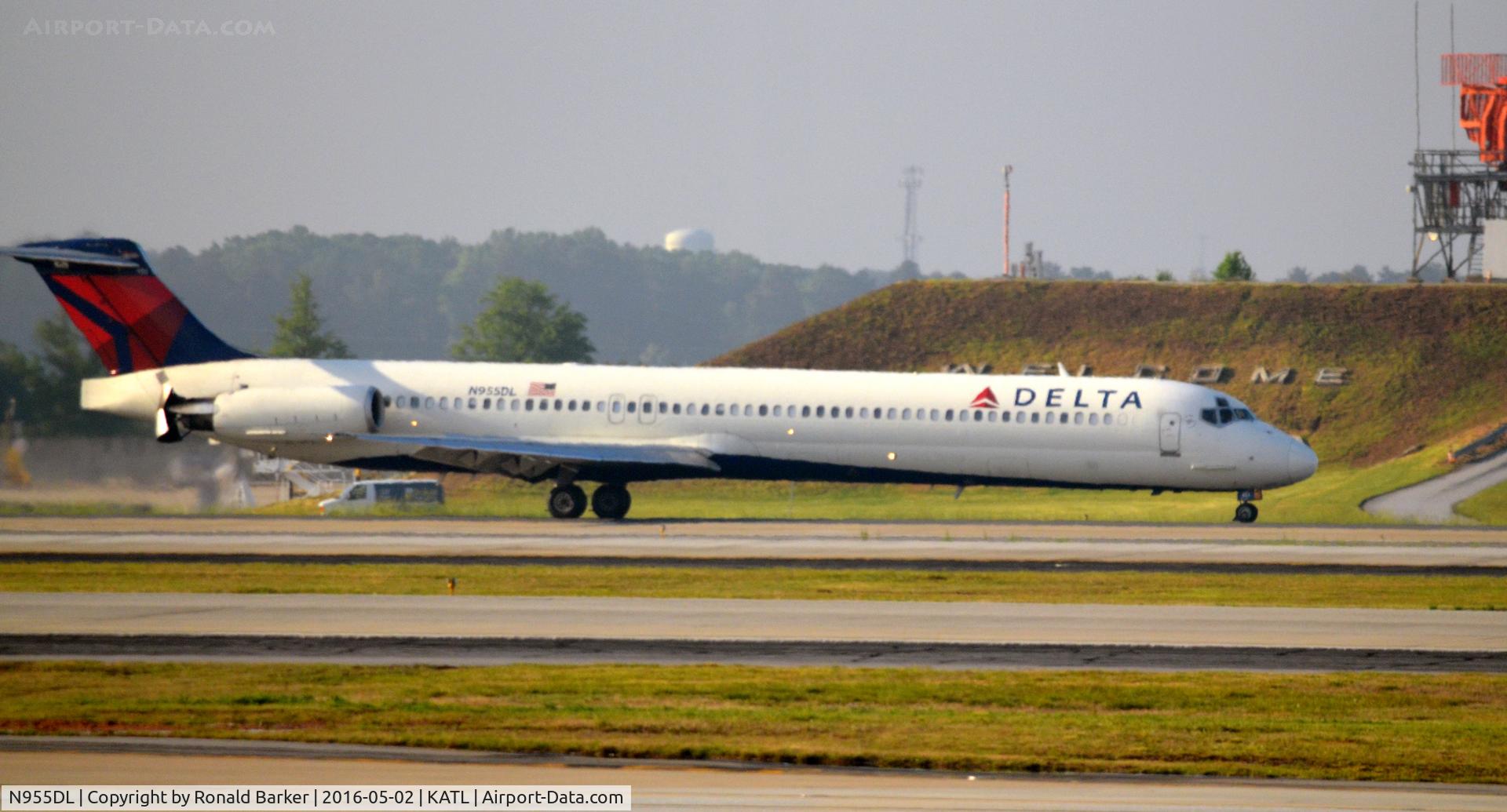 N955DL, 1990 McDonnell Douglas MD-88 C/N 49886, Landing Atlanta