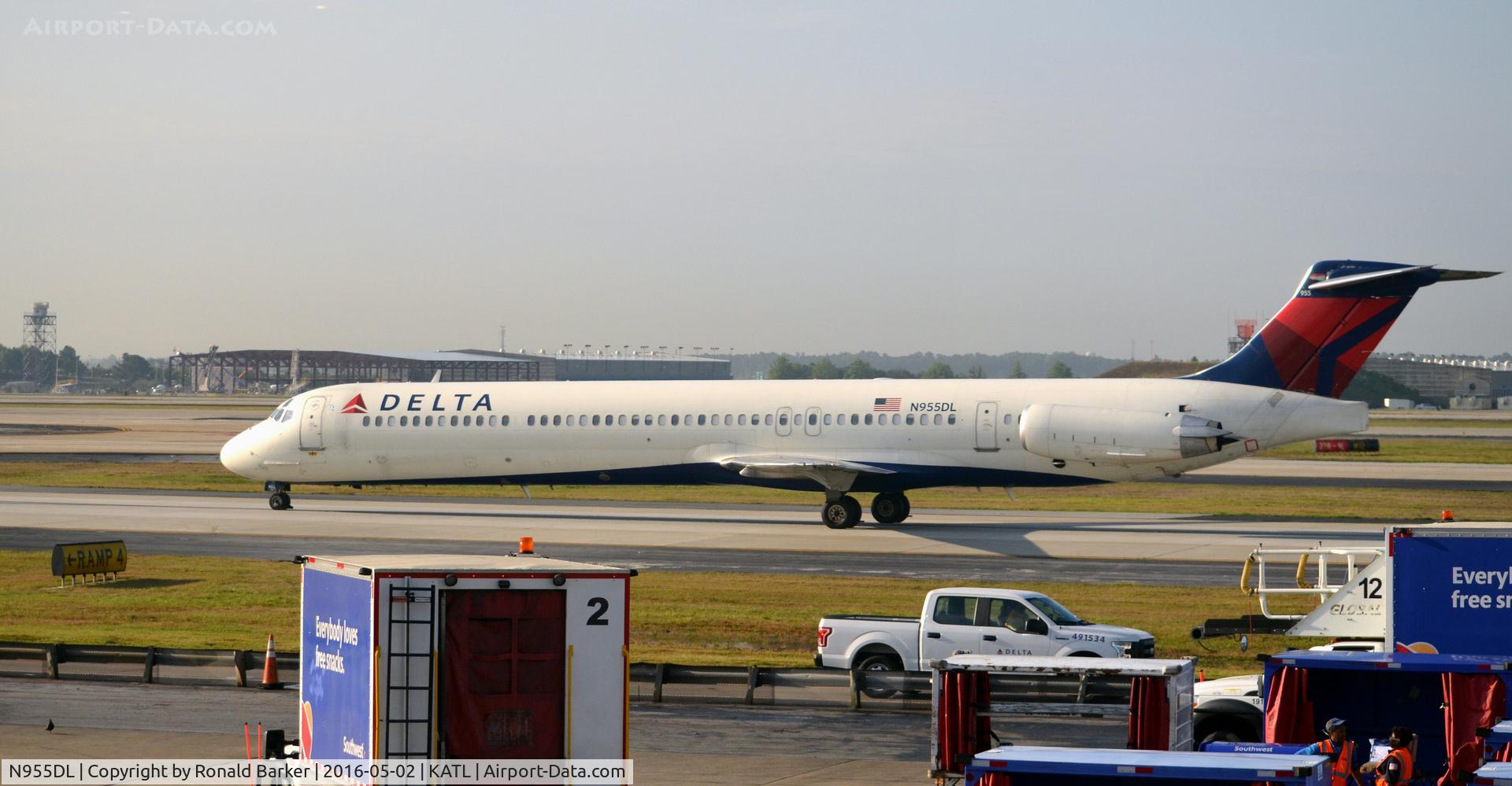 N955DL, 1990 McDonnell Douglas MD-88 C/N 49886, Taxi to gate Atlanta