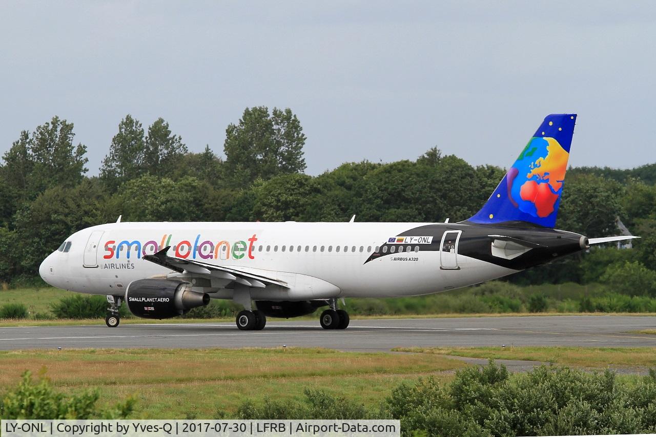 LY-ONL, 2010 Airbus A320-214 C/N 4489, Airbus A320-214, Lining up rwy 25L, Brest-Bretagne airport (LFRB-BES)