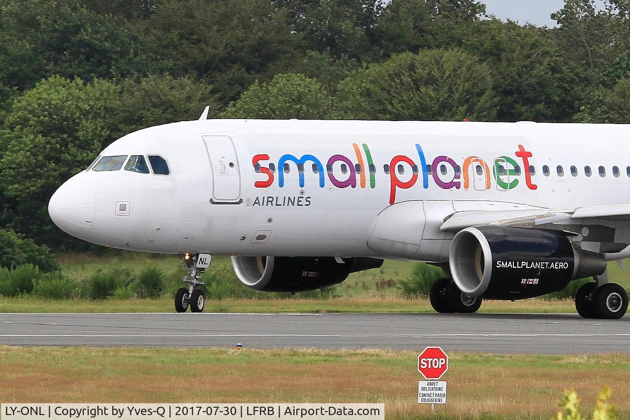 LY-ONL, 2010 Airbus A320-214 C/N 4489, Airbus A320-214, Lining up rwy 25L, Brest-Bretagne airport (LFRB-BES)