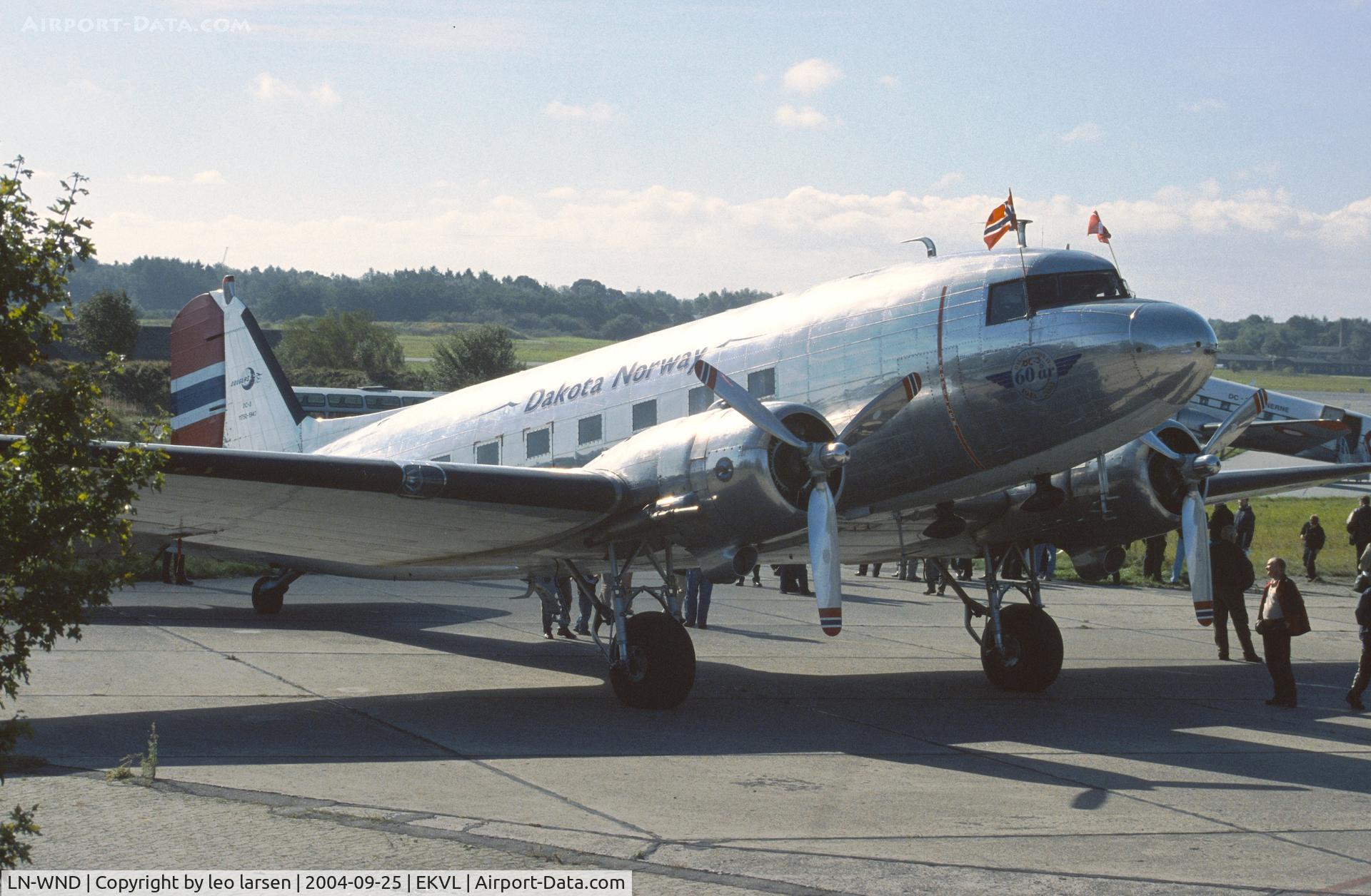 LN-WND, 1943 Douglas C-53D-DO Skytrooper (DC-3A) C/N 11750, Værløse 25.9.04